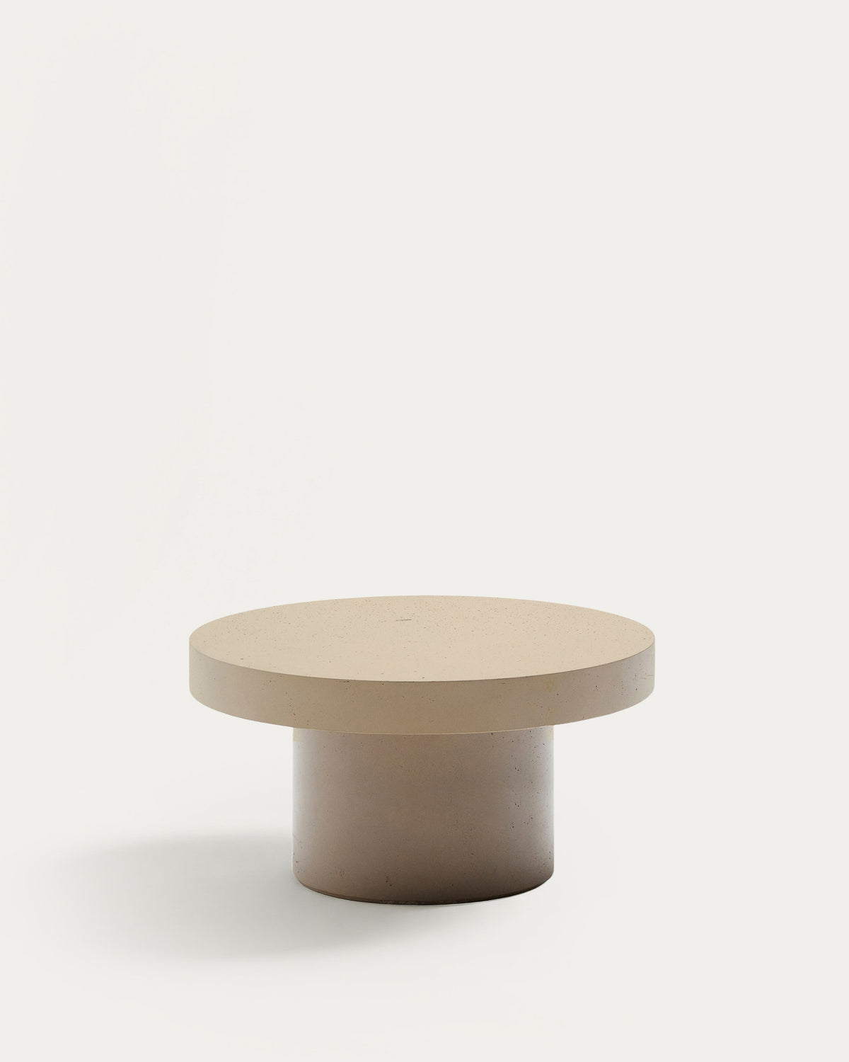 Couchtisch Aiguablava aus Zement in Beige Ø 90 cm in Beige präsentiert im Onlineshop von KAQTU Design AG. Loungetisch ist von Kave Home