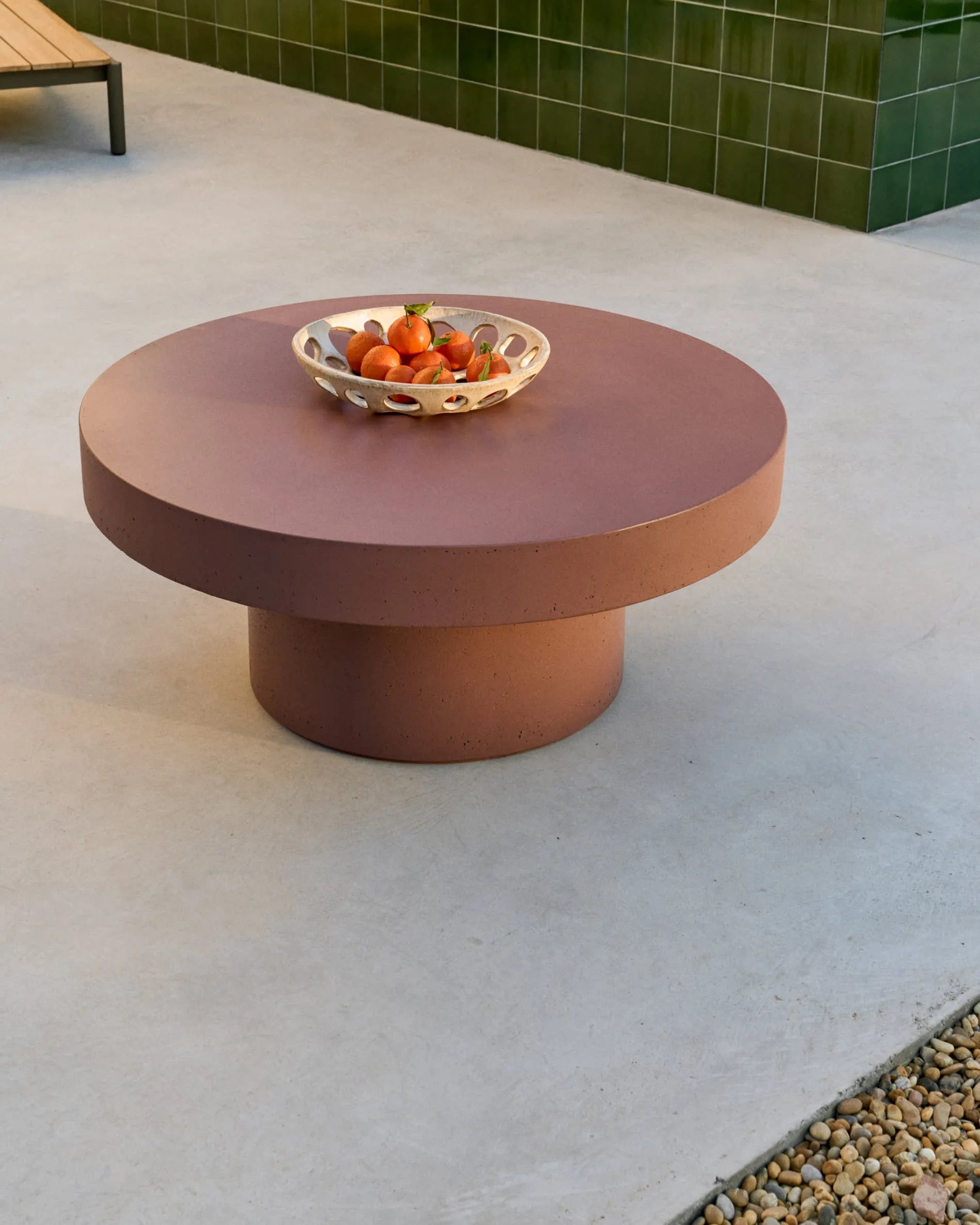 Eleganter Terrakotta-Couchtisch aus robustem GFB, ideal für stilvolle Outdoor-Bereiche. Ø 90 cm, wetterfest und langlebig.