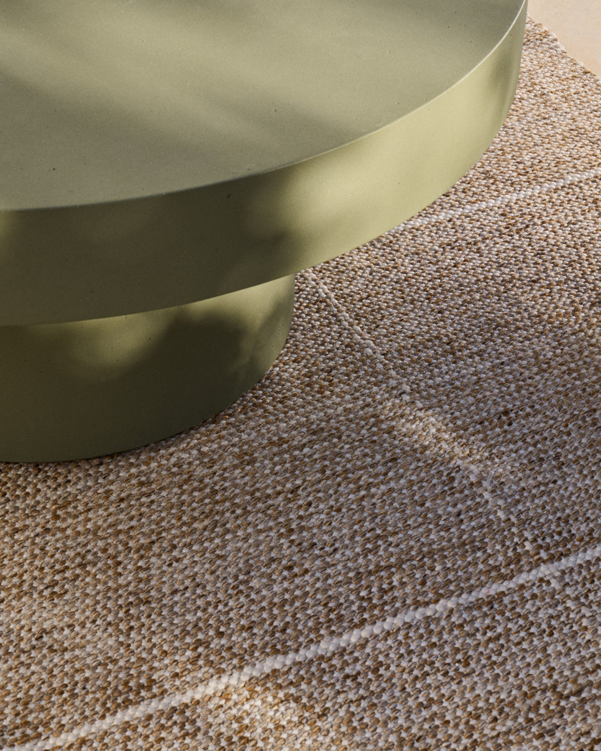 Couchtisch Aiguablava aus Zement in Grün Ø 66 cm in Dunkelgrün präsentiert im Onlineshop von KAQTU Design AG. Loungetisch ist von Kave Home