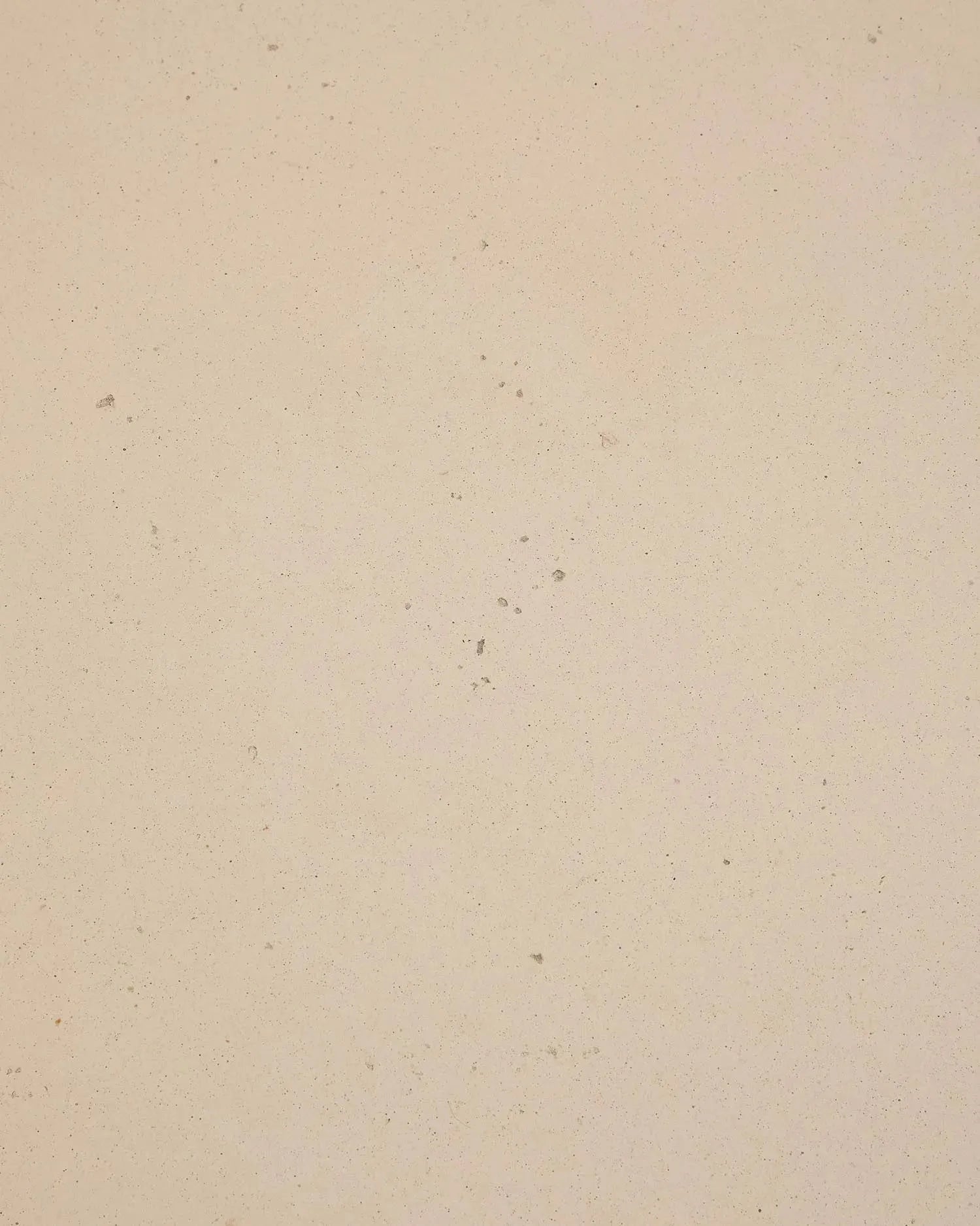 Eleganter Couchtisch aus GFB, wetterfest, ideal für drinnen und draußen, minimalistisches Design in Beige.