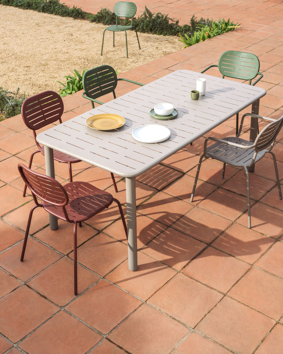 Outdoor-Tisch Brai aus taupefarben verzinktem Stahl, 180 x 90 cm in Taupe, Beige, Ecru präsentiert im Onlineshop von KAQTU Design AG. Gartentisch ist von Kave Home