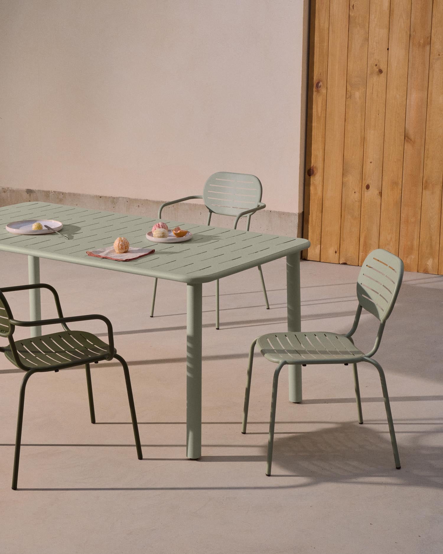 Outdoor-Tisch Brai aus türkis verzinktem Stahl 180 x 90 cm in Hellgrün präsentiert im Onlineshop von KAQTU Design AG. Gartentisch ist von Kave Home