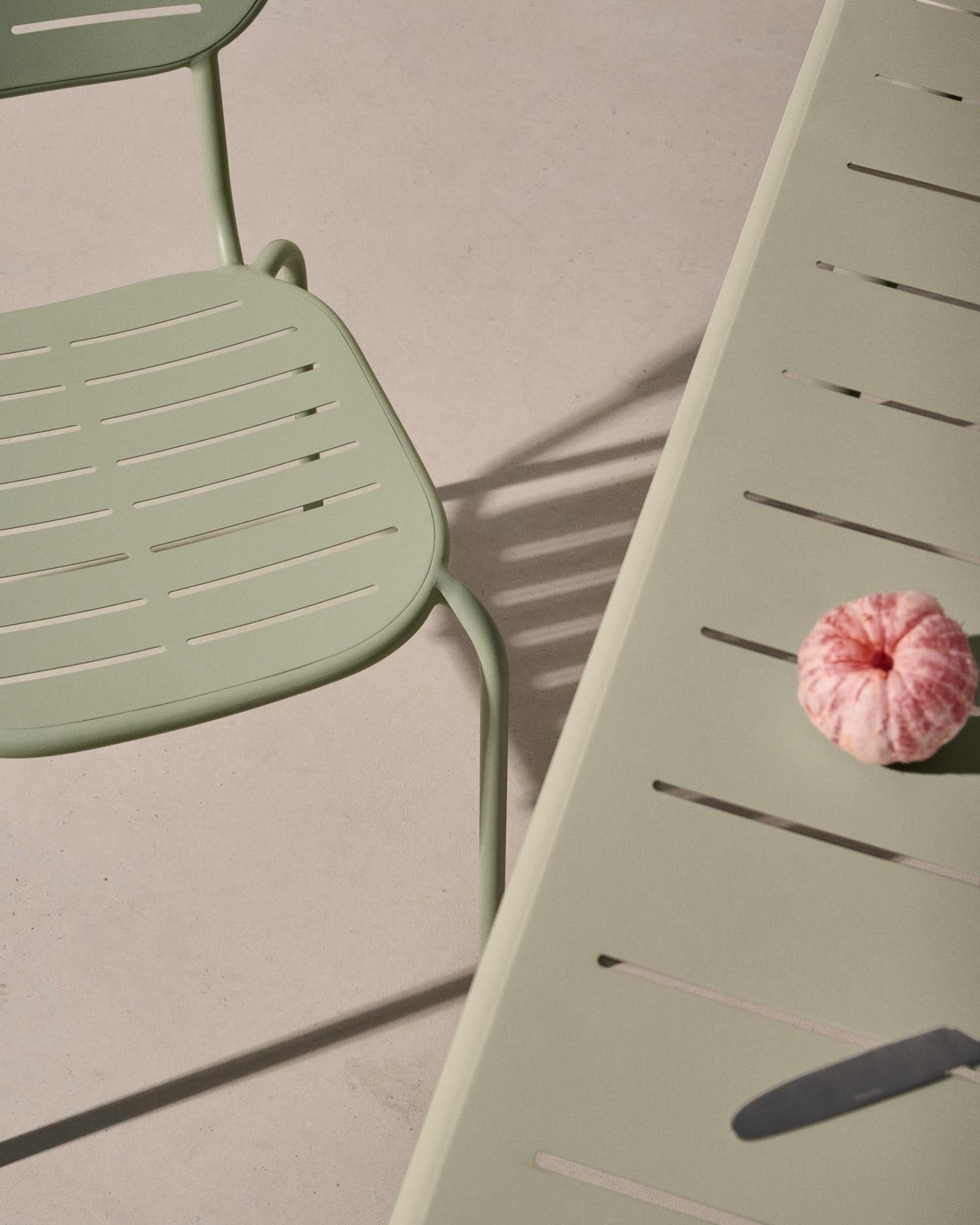 Outdoor-Tisch Brai aus türkis verzinktem Stahl 180 x 90 cm in Hellgrün präsentiert im Onlineshop von KAQTU Design AG. Gartentisch ist von Kave Home