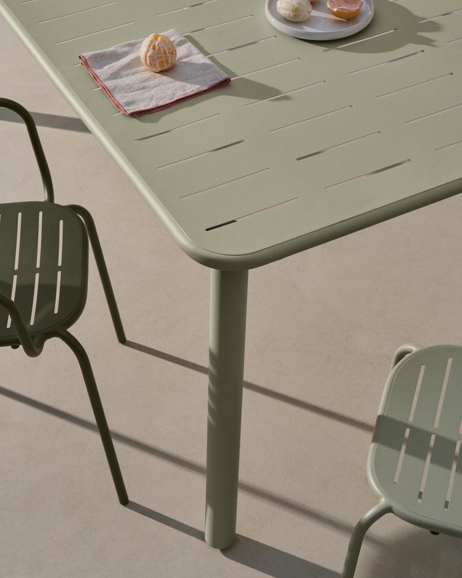 Outdoor-Tisch Brai aus türkis verzinktem Stahl 180 x 90 cm in Hellgrün präsentiert im Onlineshop von KAQTU Design AG. Gartentisch ist von Kave Home