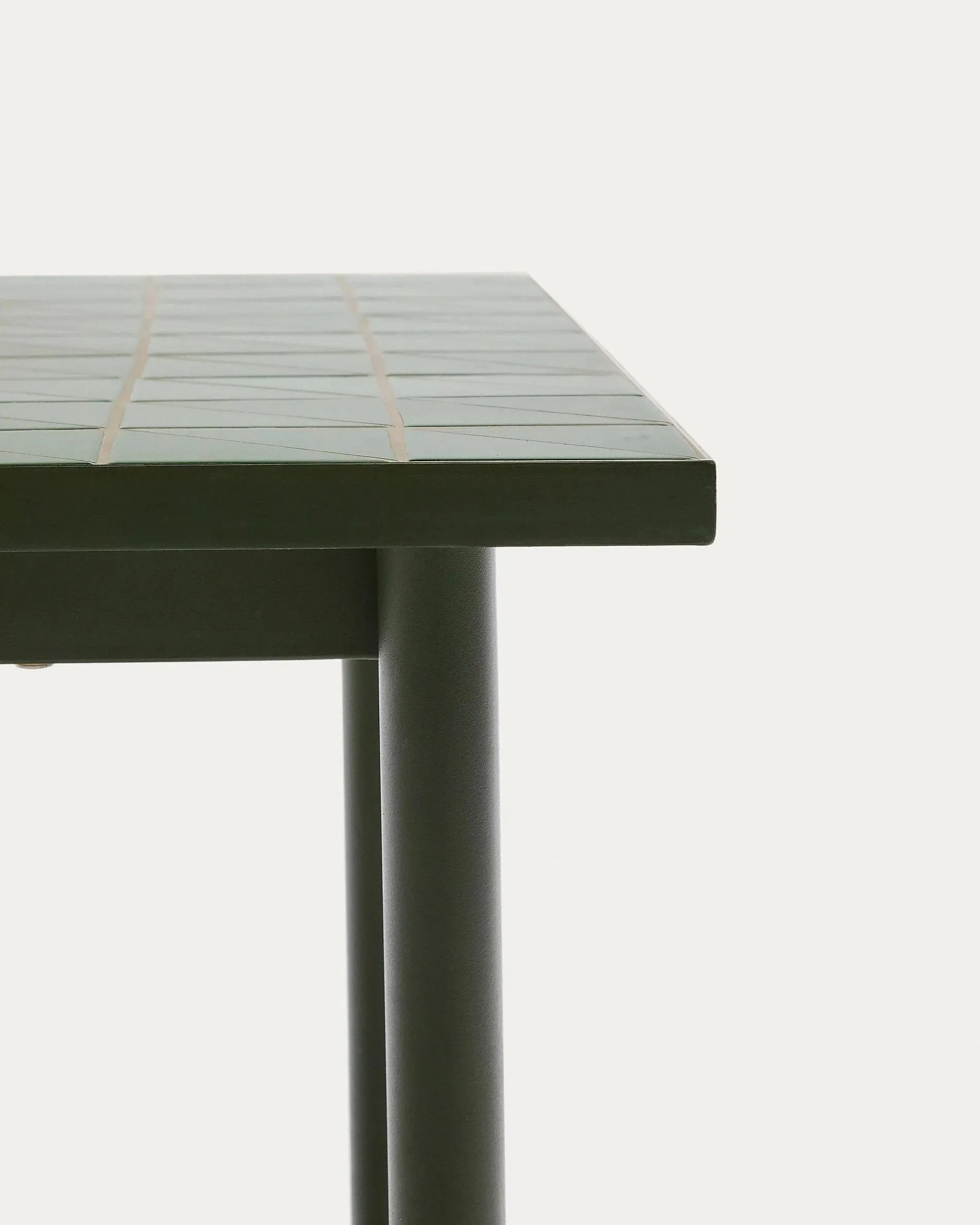 Eleganter Outdoor-Tisch Maurina aus grünem Stahl mit Kacheln, 182x91 cm, perfekt für Garten oder Terrasse.