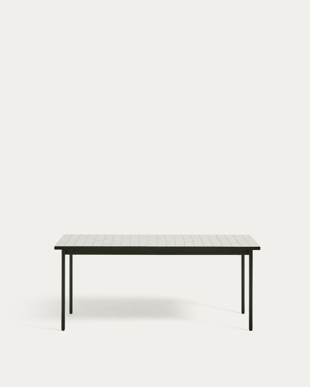 Outdoor-Tisch Maurina aus grün verzinktem Stahl mit Kacheln  in der Farbe Écru 182 x 91 cm in Dunkelgrün, Ecru präsentiert im Onlineshop von KAQTU Design AG. Gartentisch ist von Kave Home