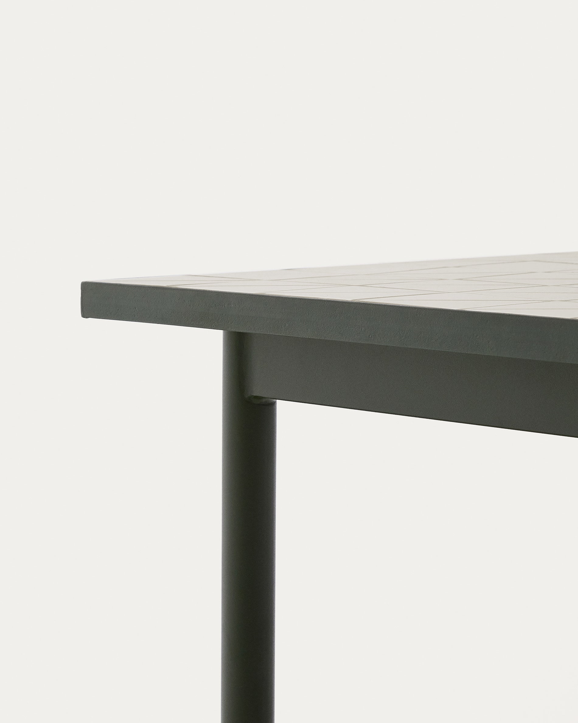 Verleihen Sie Ihrem Außenbereich mit dem Outdoor-Tisch Maurina aus grün verzinktem Stahl und eleganten Écru-Kacheln einen Hauch von Stil und Eleganz.