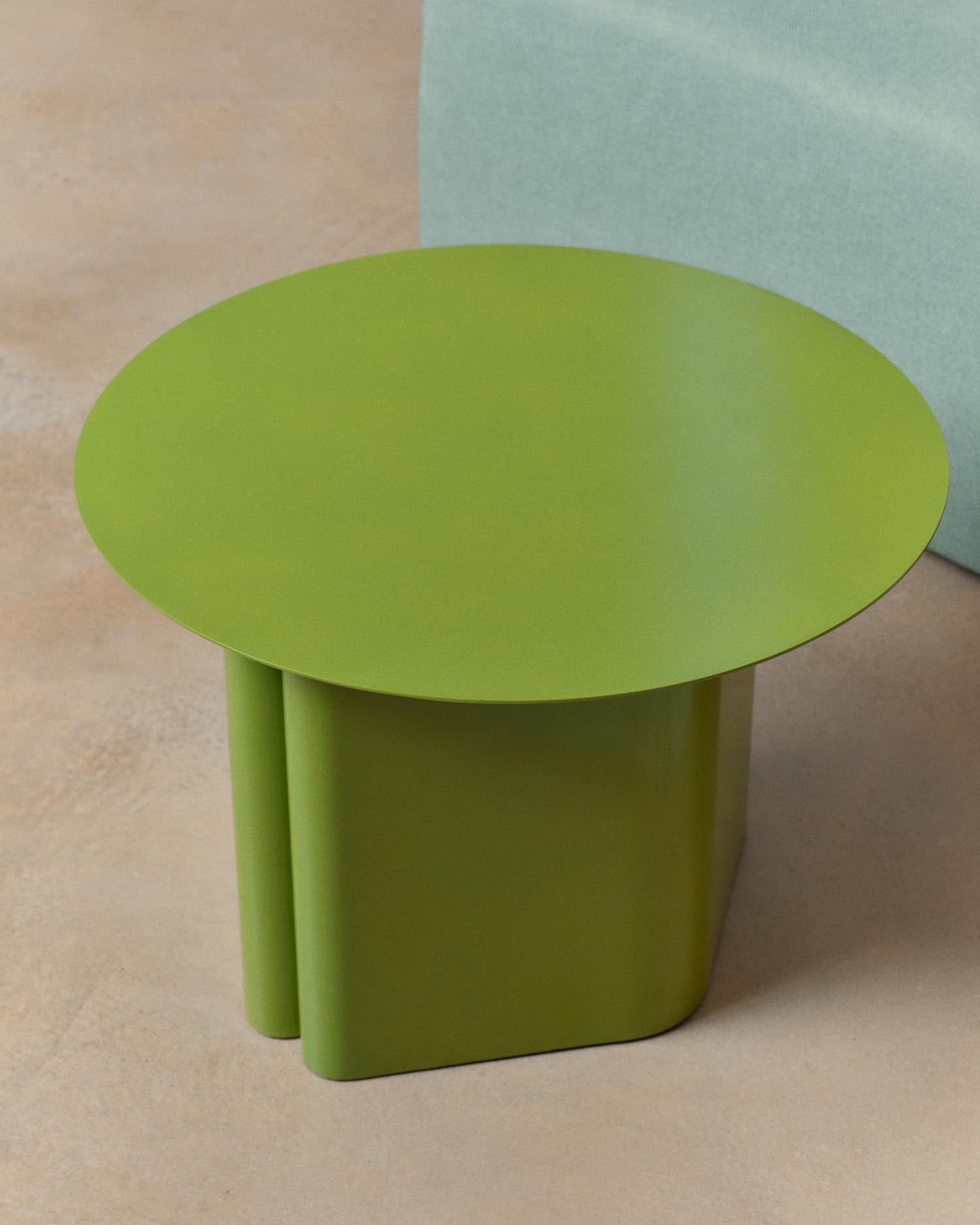 Beistelltisch Arvin aus Eisen in Grün Ø 55 cm in Grün präsentiert im Onlineshop von KAQTU Design AG. Beistelltisch ist von Kave Home