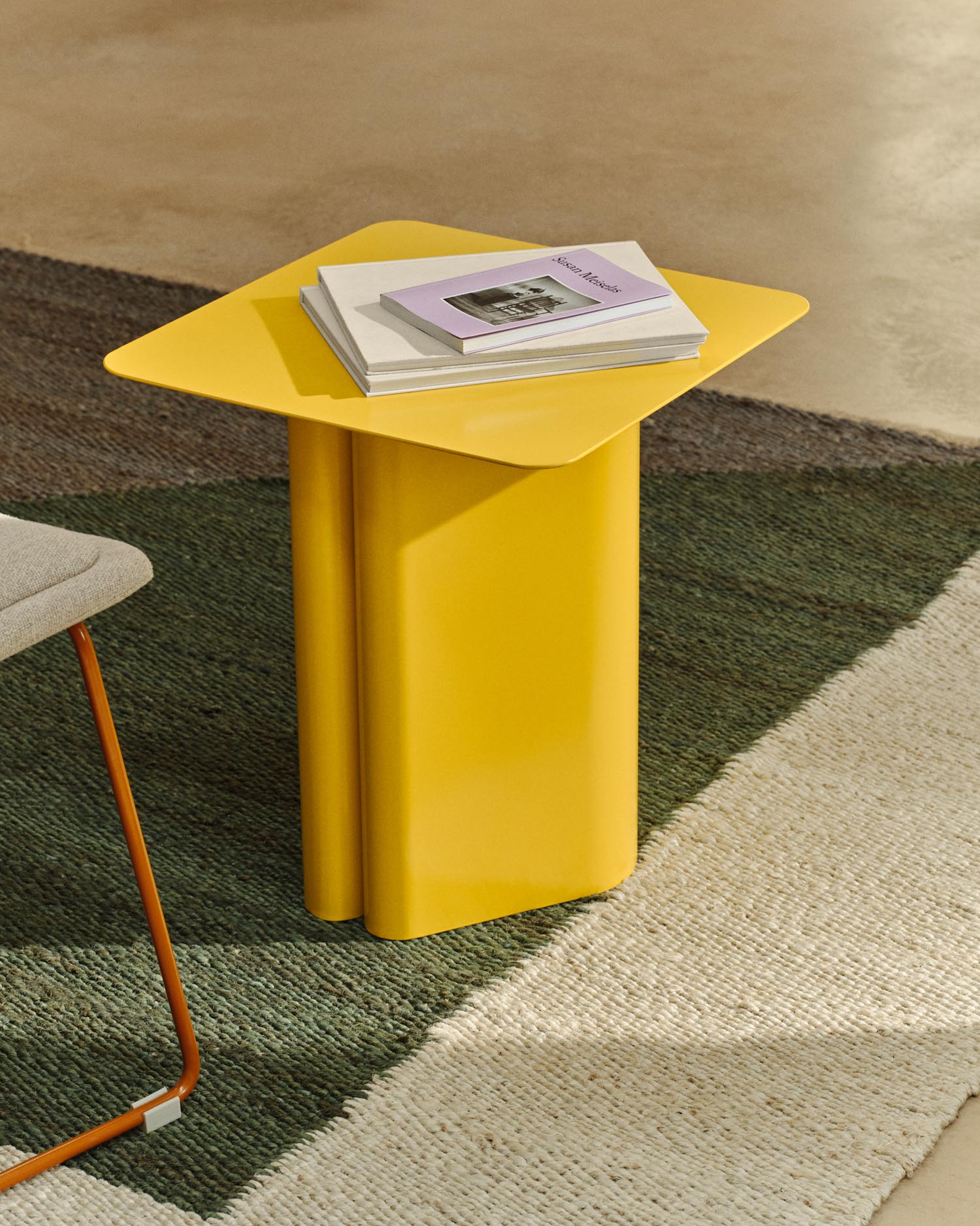 Beistelltisch Arvin aus Eisen in Gelb 42 x 42 cm in Gelb präsentiert im Onlineshop von KAQTU Design AG. Beistelltisch ist von Kave Home