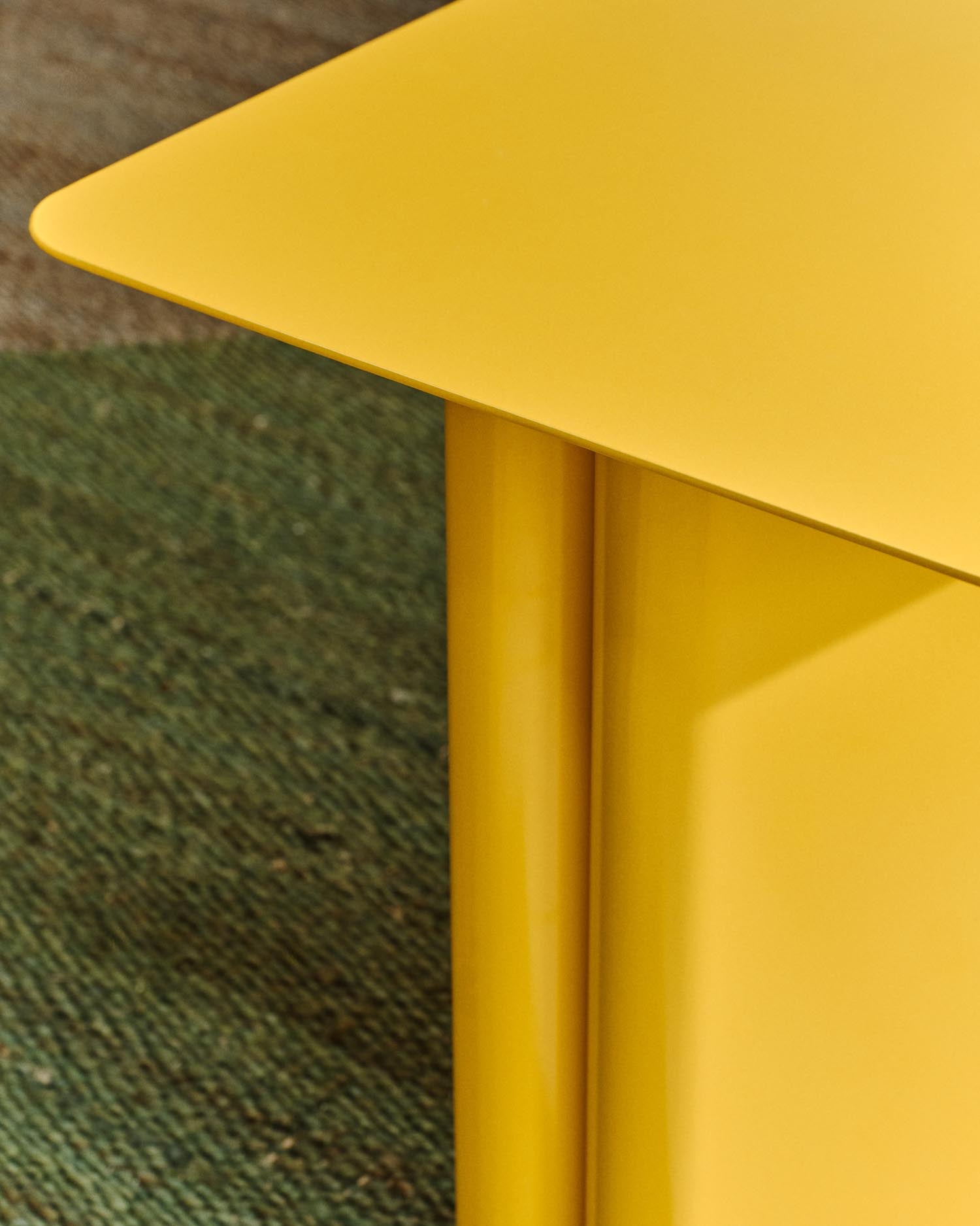 Beistelltisch Arvin aus Eisen in Gelb 42 x 42 cm in Gelb präsentiert im Onlineshop von KAQTU Design AG. Beistelltisch ist von Kave Home
