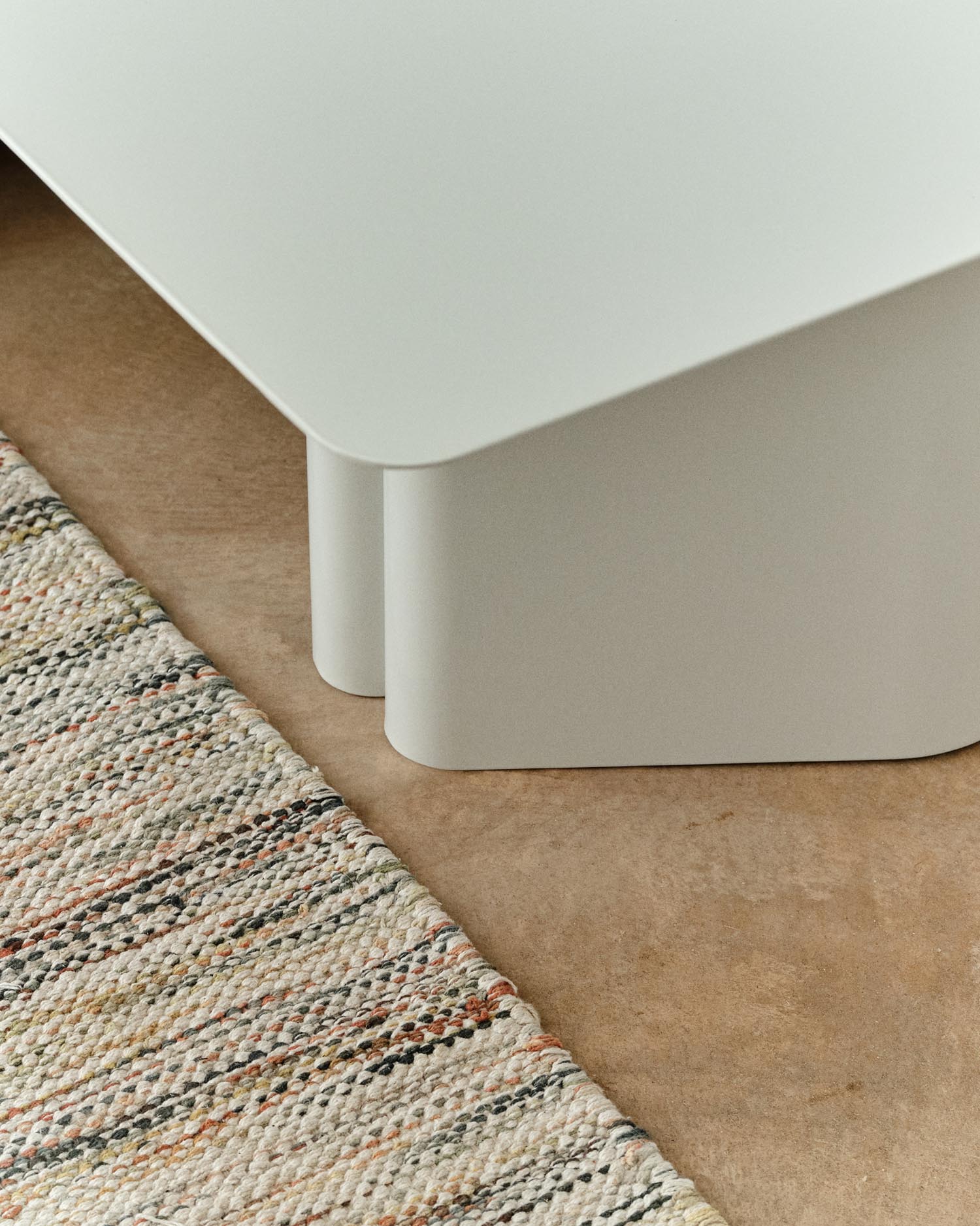 Couchtisch Arvin aus Eisen in Grau 70 x 52 cm in Grau präsentiert im Onlineshop von KAQTU Design AG. Beistelltisch ist von Kave Home
