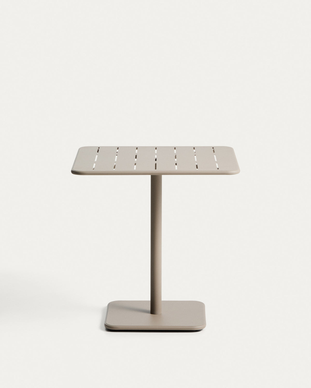 Outdoor-Tisch Brai aus taupefarben verzinktem Stahl, 70 x 70 cm in Taupe, Beige, Ecru präsentiert im Onlineshop von KAQTU Design AG. Gartentisch ist von Kave Home