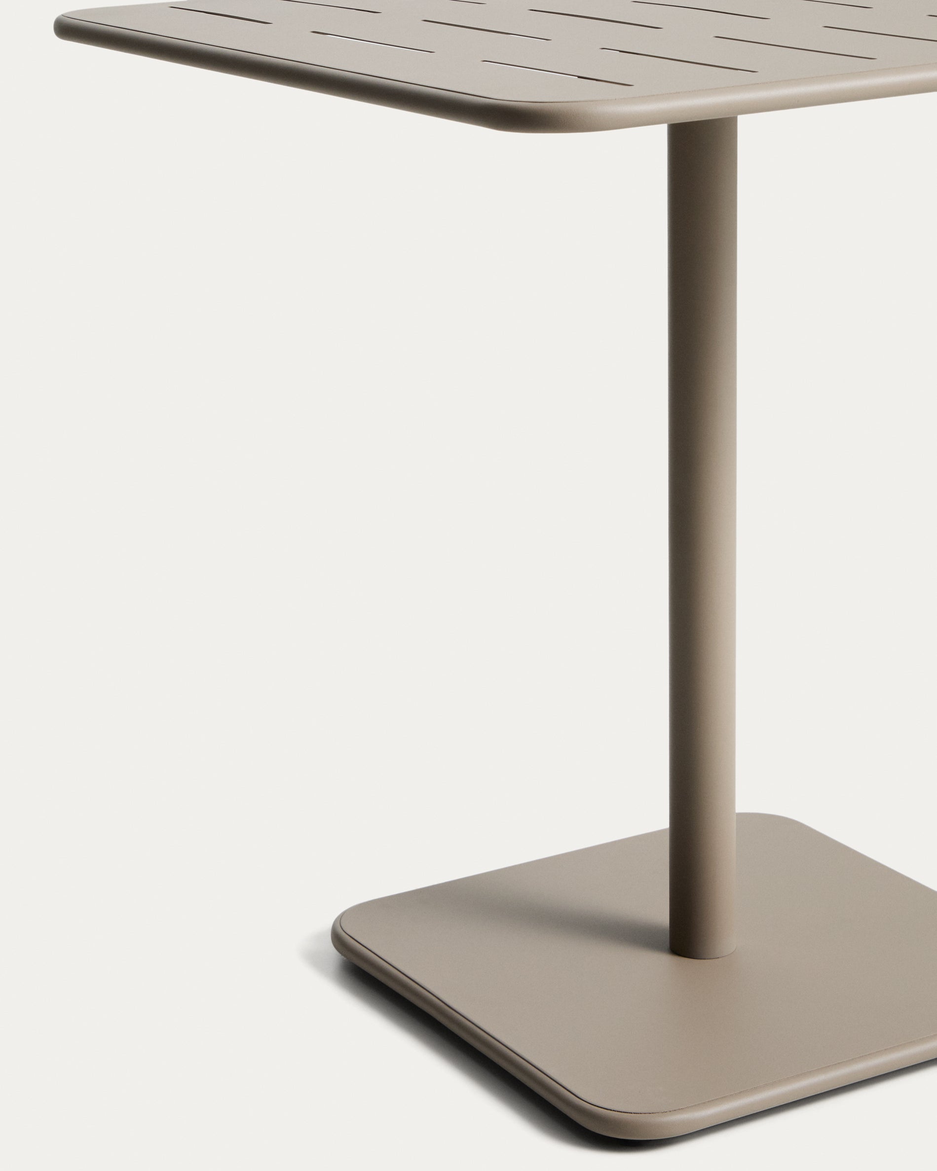 Outdoor-Tisch Brai aus taupefarben verzinktem Stahl, 70 x 70 cm in Taupe präsentiert im Onlineshop von KAQTU Design AG. Gartentisch ist von Kave Home