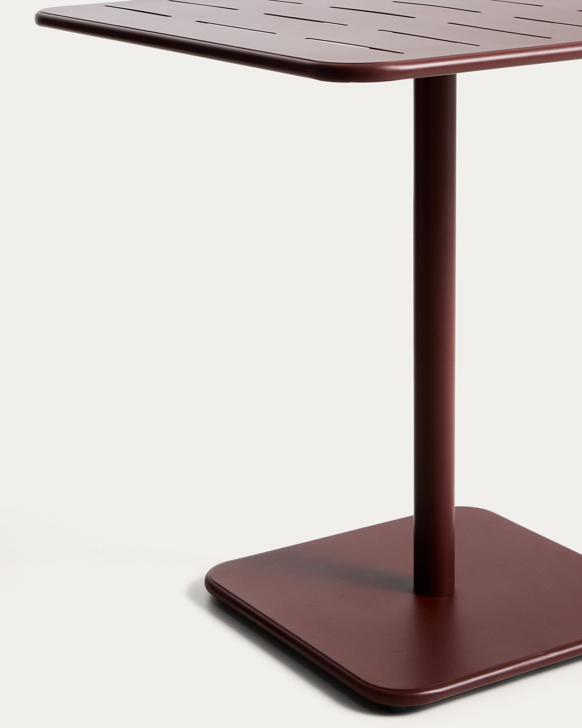 Outdoor-Tisch Brai aus granatrot verzinktem Stahl, 70 x 70 cm in  präsentiert im Onlineshop von KAQTU Design AG. Gartentisch ist von Kave Home