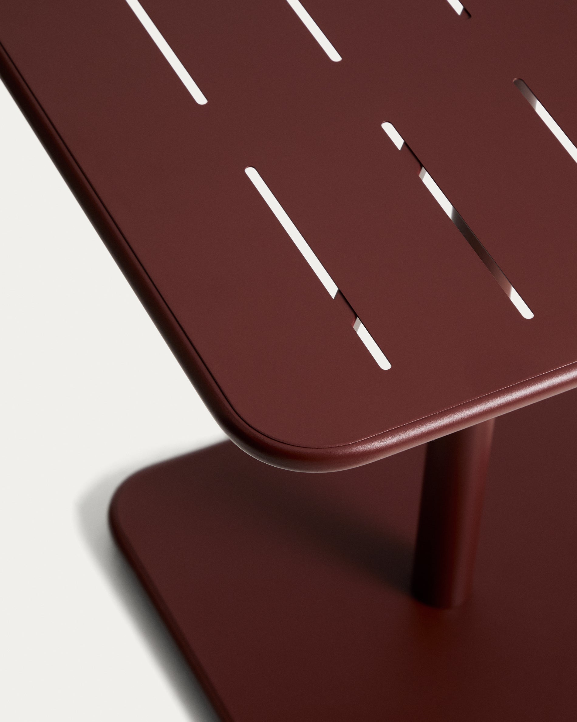 Outdoor-Tisch Brai aus granatrot verzinktem Stahl, 70 x 70 cm in  präsentiert im Onlineshop von KAQTU Design AG. Gartentisch ist von Kave Home