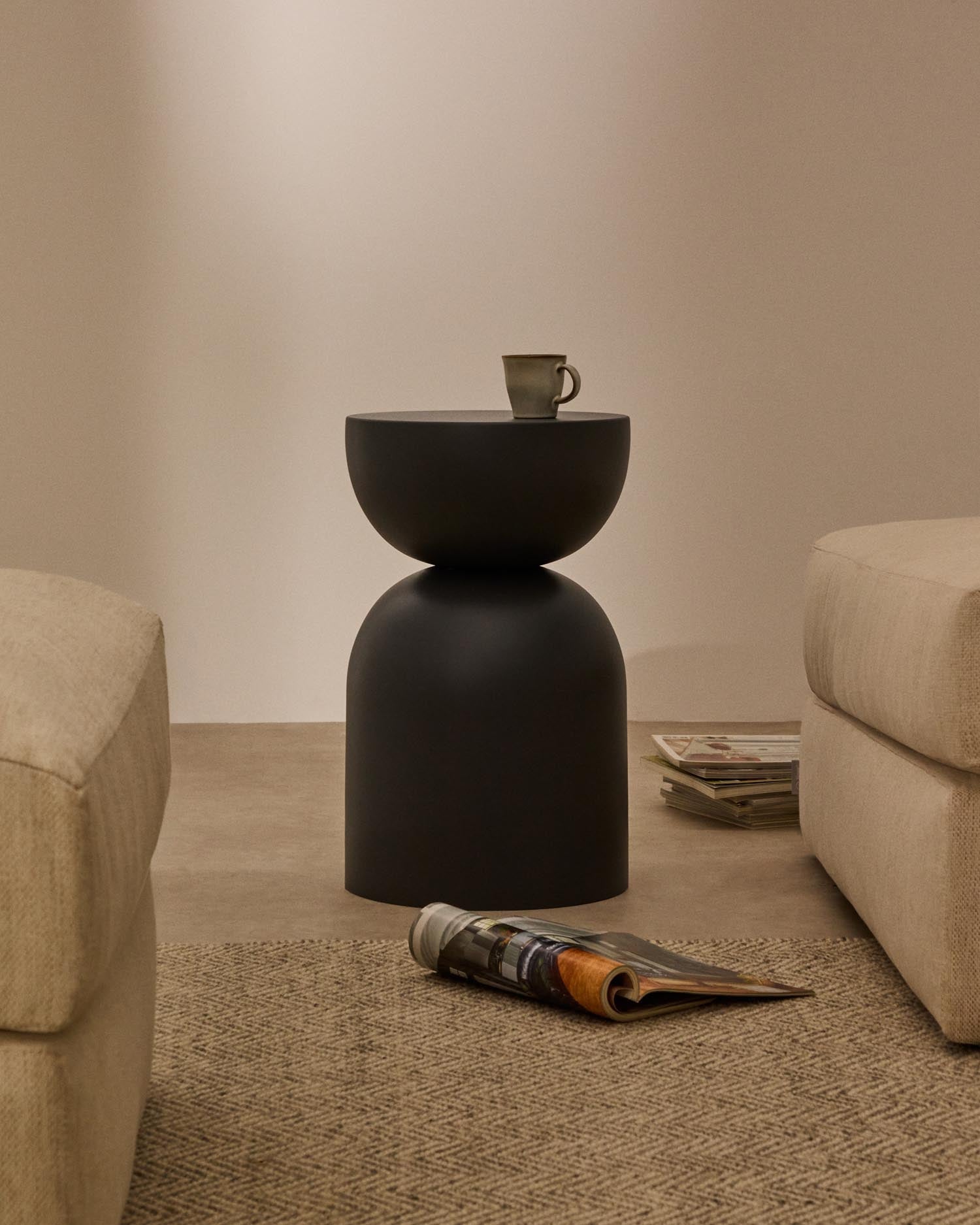 Beistelltisch Rachell aus Metall mit lackierter Oberfläche in Grau Ø30 cm in Grau präsentiert im Onlineshop von KAQTU Design AG. Beistelltisch ist von Kave Home