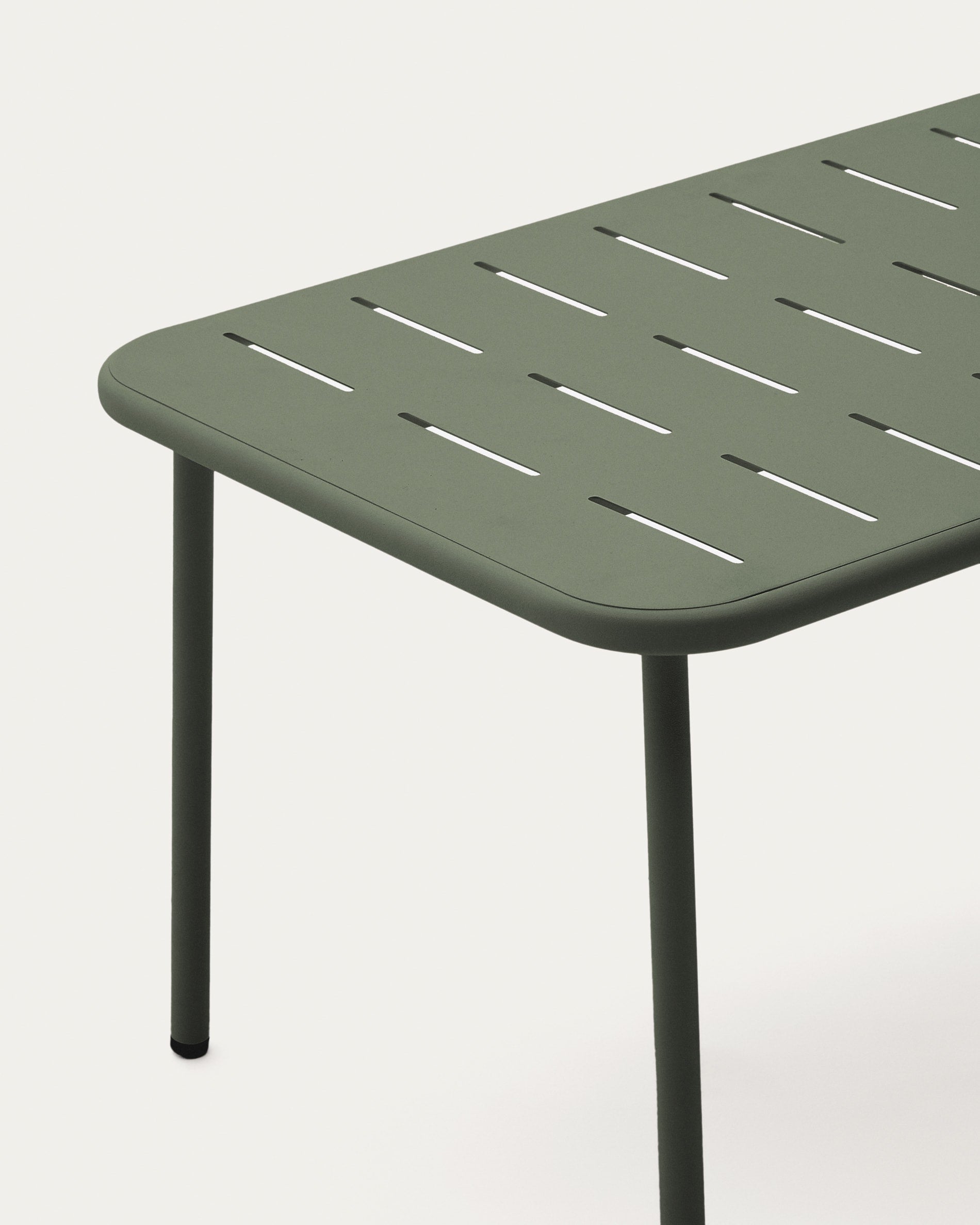 Entdecken Sie den stilvollen Couchtisch Zivia aus grün verzinktem Stahl (90 x 50 cm) – perfekt für Innenräume und den Außenbereich. Robust und pflegeleicht!