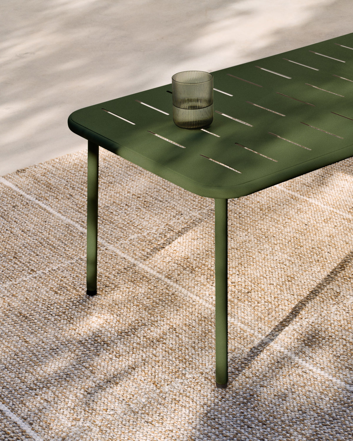 Couchtisch Zivia aus grün verzinktem Stahl 90 x 50 cm in Dunkelgrün präsentiert im Onlineshop von KAQTU Design AG. Loungetisch ist von Kave Home