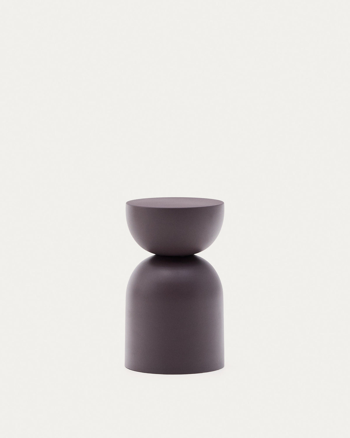 Beistelltisch Rachell aus Metall mit lackierter Oberfläche in Dunkellila Ø30 cm in Schwarz präsentiert im Onlineshop von KAQTU Design AG. Beistelltisch ist von Kave Home