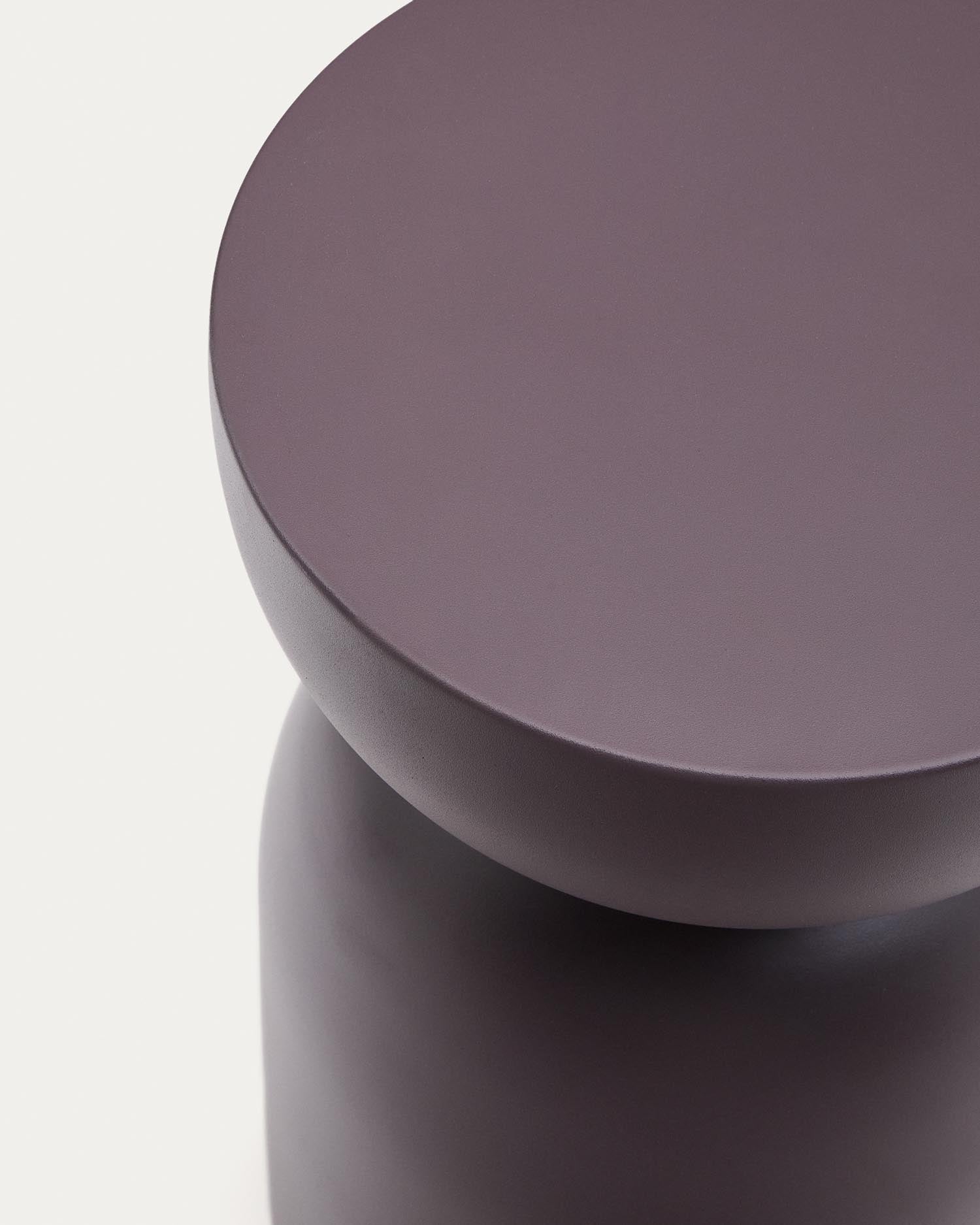 Beistelltisch Rachell aus Metall mit lackierter Oberfläche in Dunkellila Ø30 cm in Lila präsentiert im Onlineshop von KAQTU Design AG. Beistelltisch ist von Kave Home