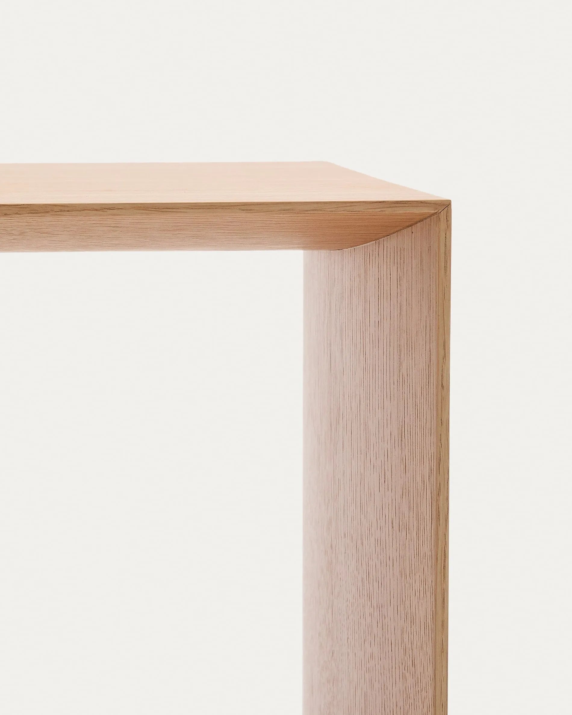 Eleganter Couchtisch aus Eichenfurnier, 90x45 cm, mit natürlichem Finish. Perfekt für stilvolle Wohnräume.