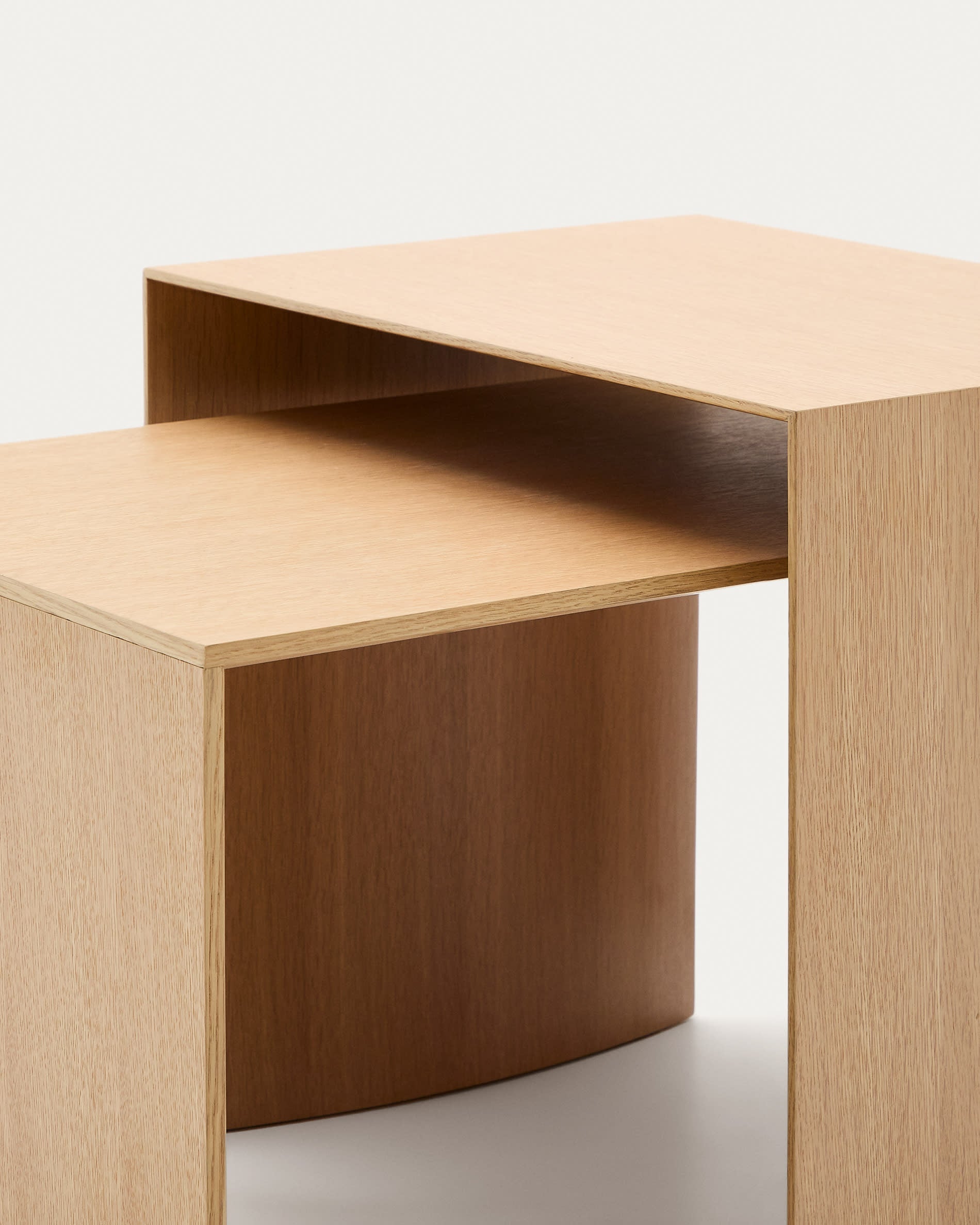 Eleganter Couchtisch Litto aus Eichenfurnier, naturfarben, 90x45 cm, von Kave Home. Perfekt für moderne und gemütliche Wohnräume.