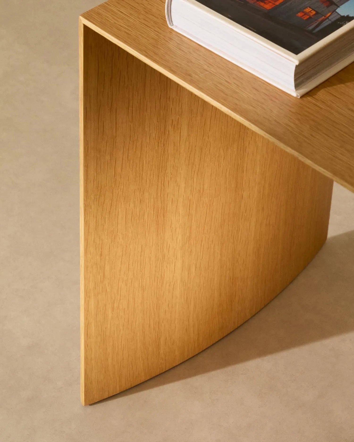Eleganter Couchtisch aus Eichenfurnier, 90x45 cm, mit natürlichem Finish. Perfekt für stilvolle Wohnräume.