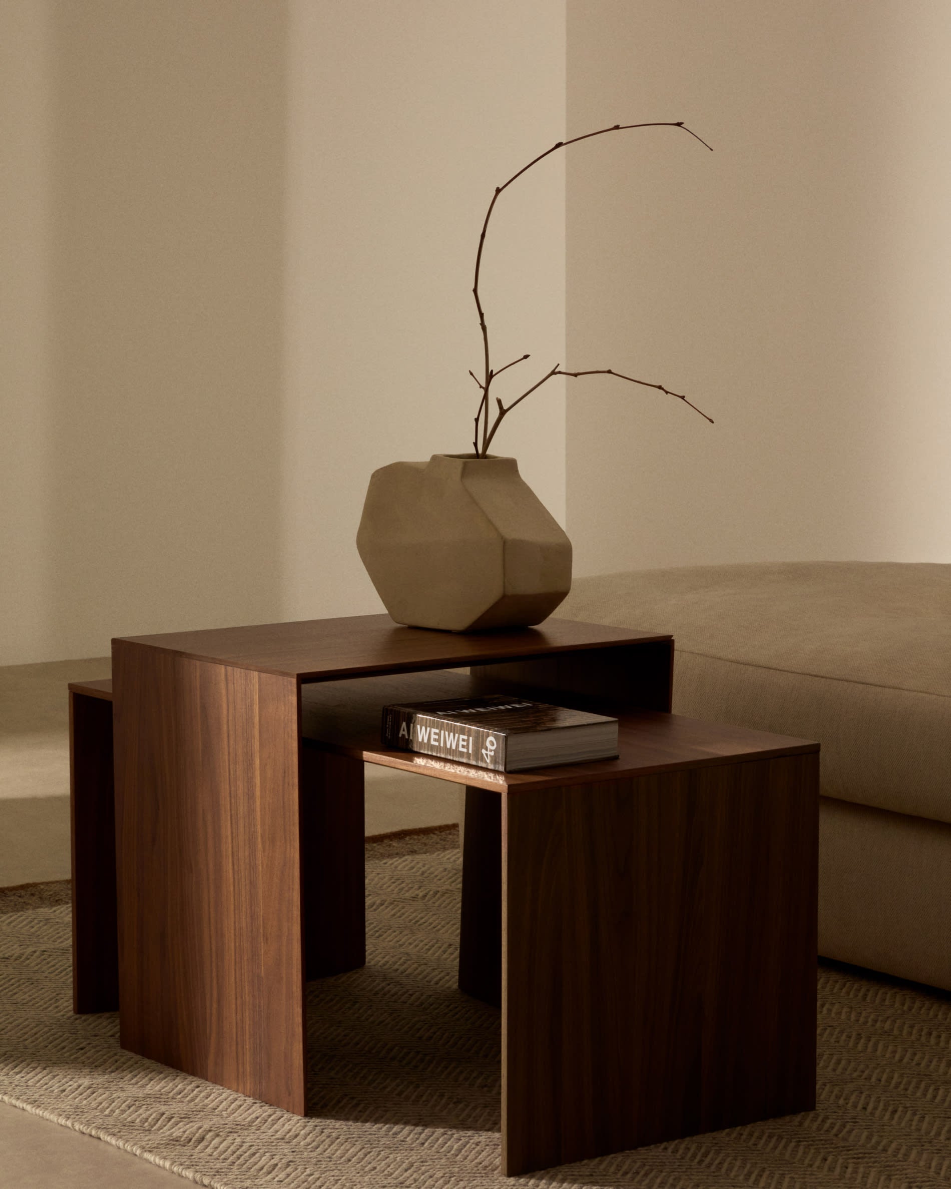 Eleganter Couchtisch Litto aus Walnussfurnier, naturfarbenes Finish, 90x45 cm, von Kave Home. Modernes Design, praktisch und ästhetisch.