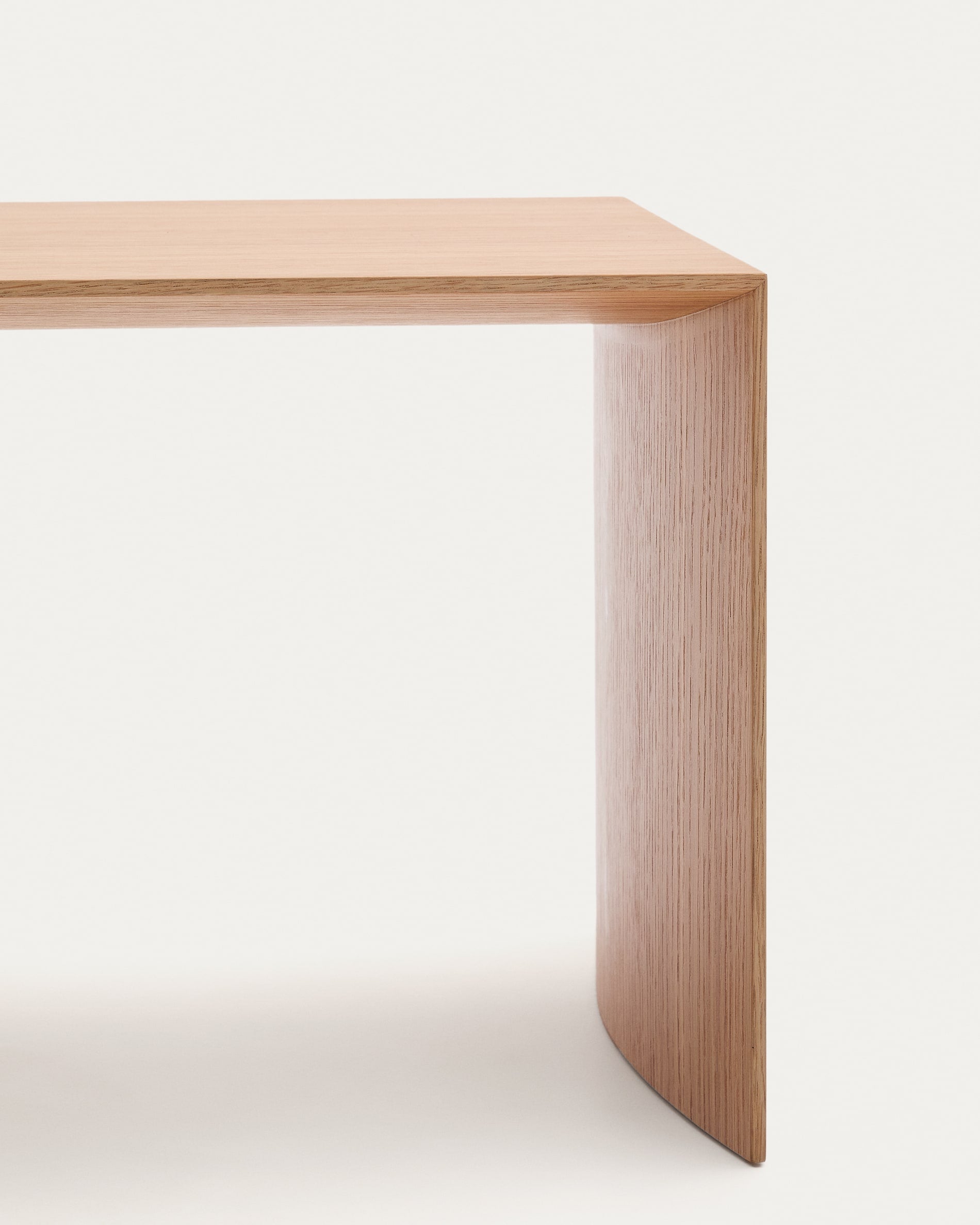 Moderner Beistelltisch Litto aus Eichenfurnier mit natürlichem Finish, 55x40 cm, von Kave Home. Ideal für stilvolle Einrichtung.