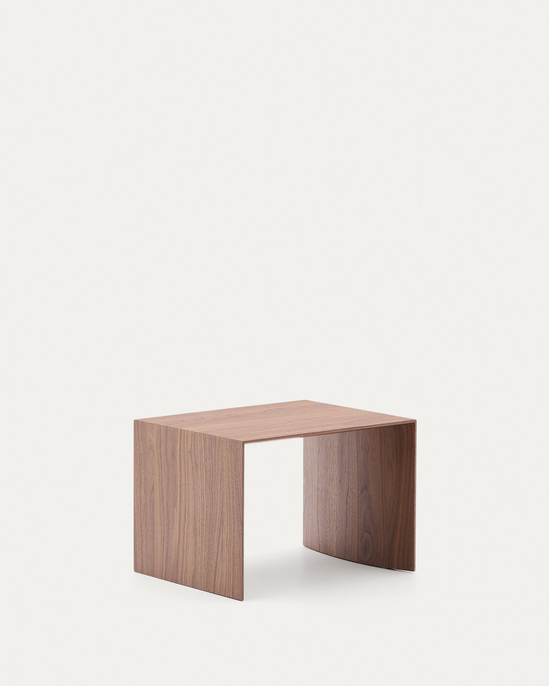 Eleganter Beistelltisch Litto aus Walnussfurnier mit natürlichem Finish, 55x40 cm, ideal für modernes Wohnen, von Kave Home.