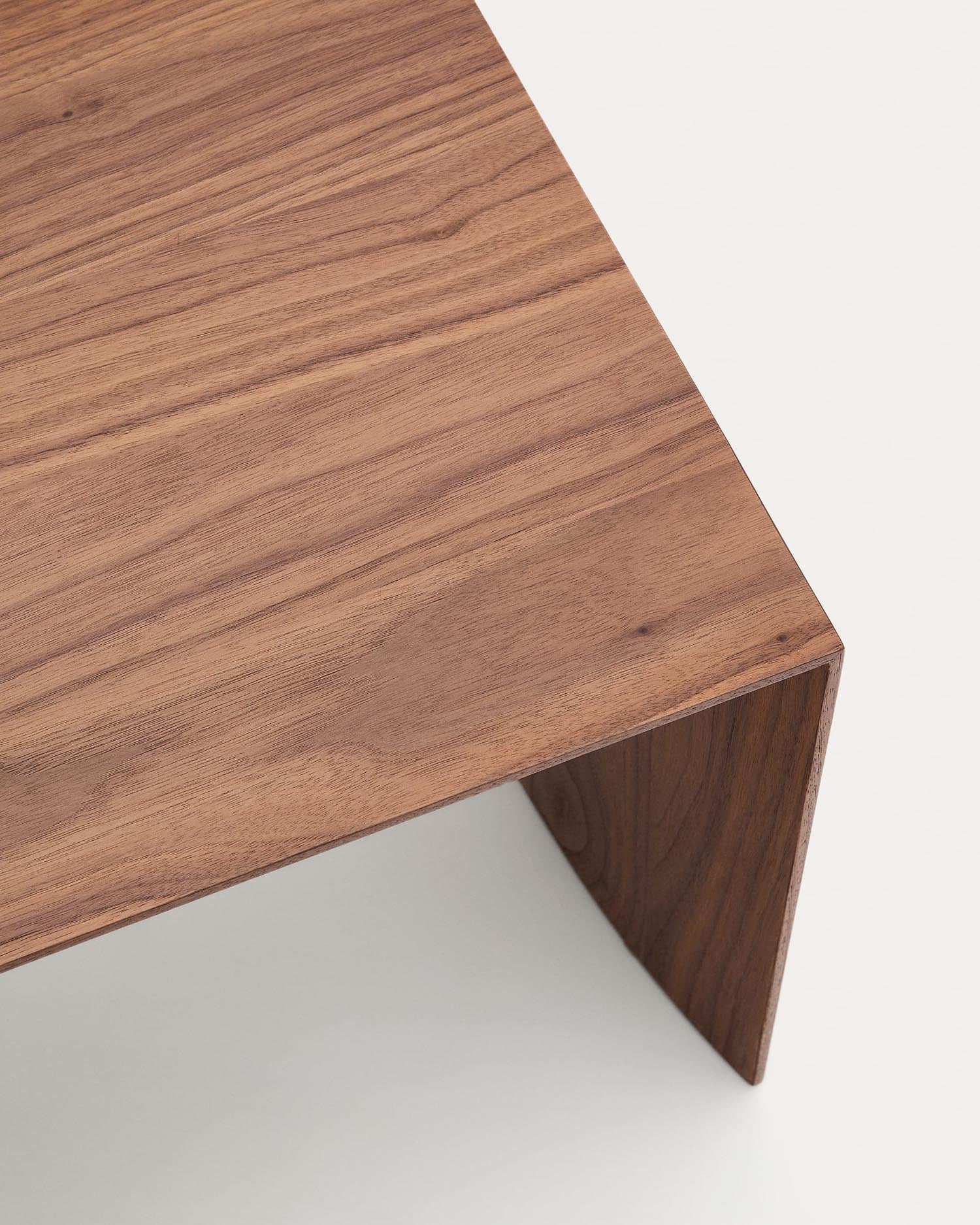 Moderner Beistelltisch Litto aus Walnussfurnier, naturfarbenes Finish, 55x40 cm, stilvoll und funktional, von Kave Home.