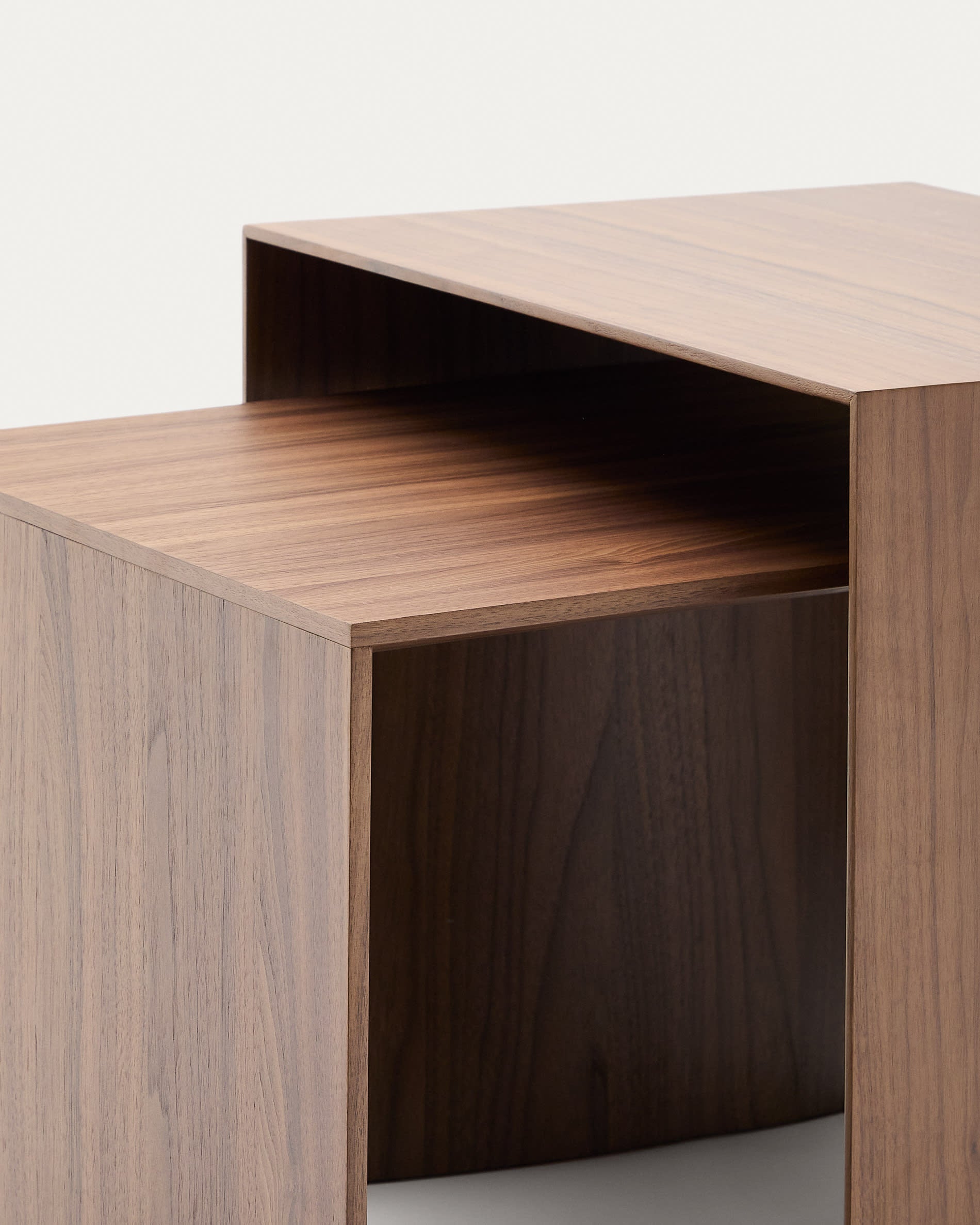 Moderner Beistelltisch Litto aus Walnussfurnier, naturfarbenes Finish, 55x40 cm, stilvoll und funktional, von Kave Home.