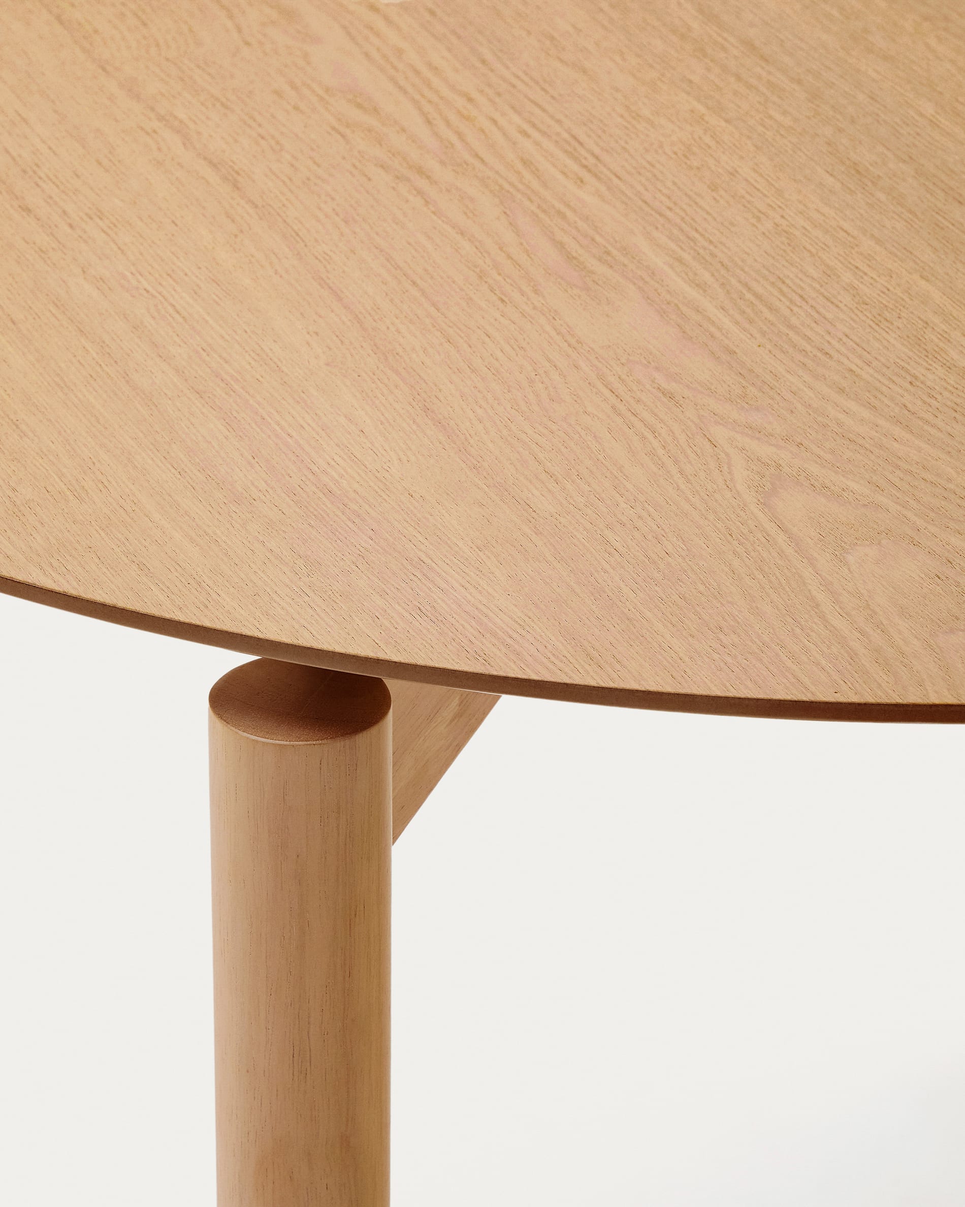 Runder Esstisch Indara Ø100 cm, gefertigt aus Eschefurnier und massivem Kautschukholz, naturfarben, ideal für moderne Wohnräume.