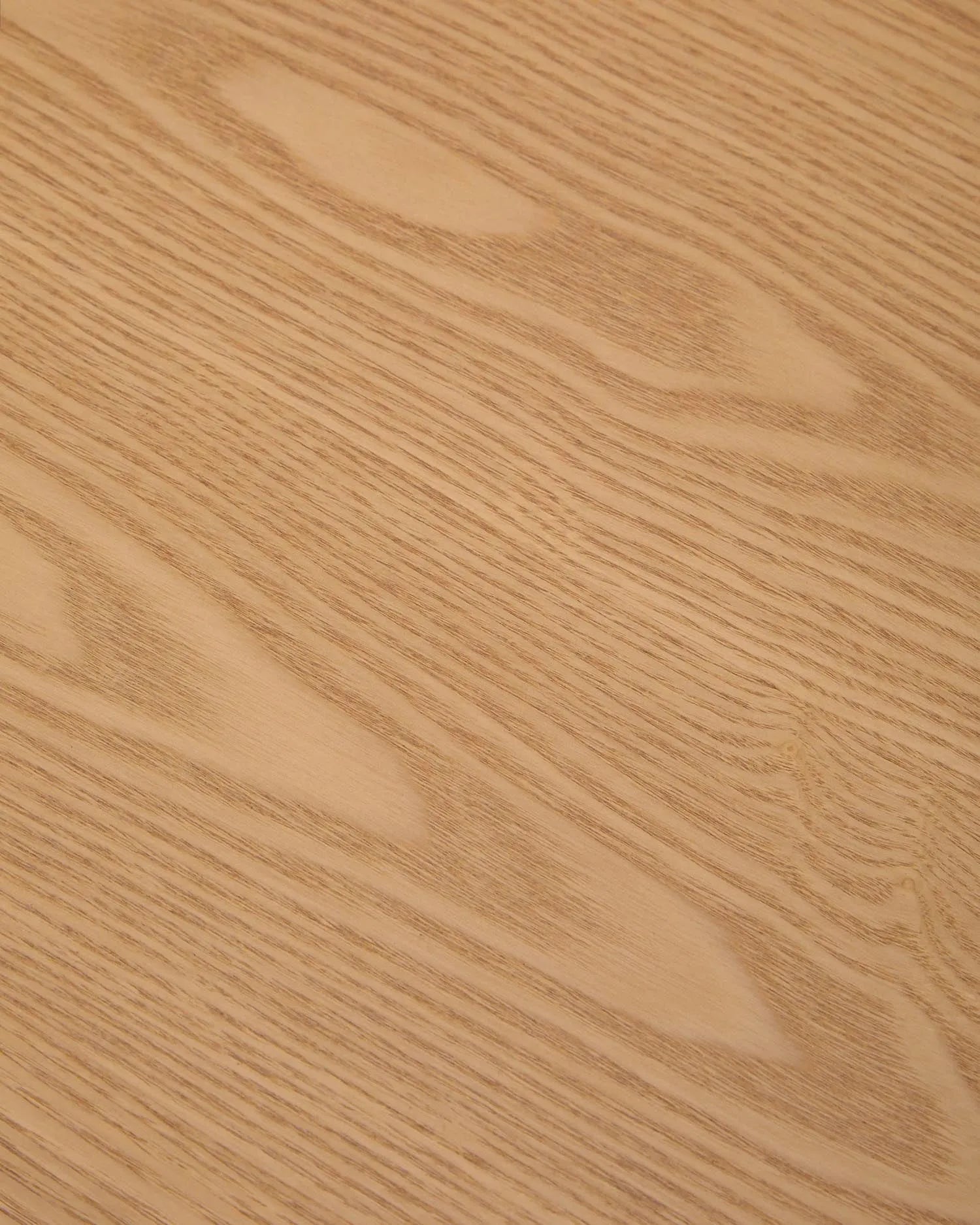 Moderner quadratischer Tisch Indara, 100x100 cm, aus Eschefurnier und Kautschukholz, naturfarben, perfekt für elegante Wohnräume.