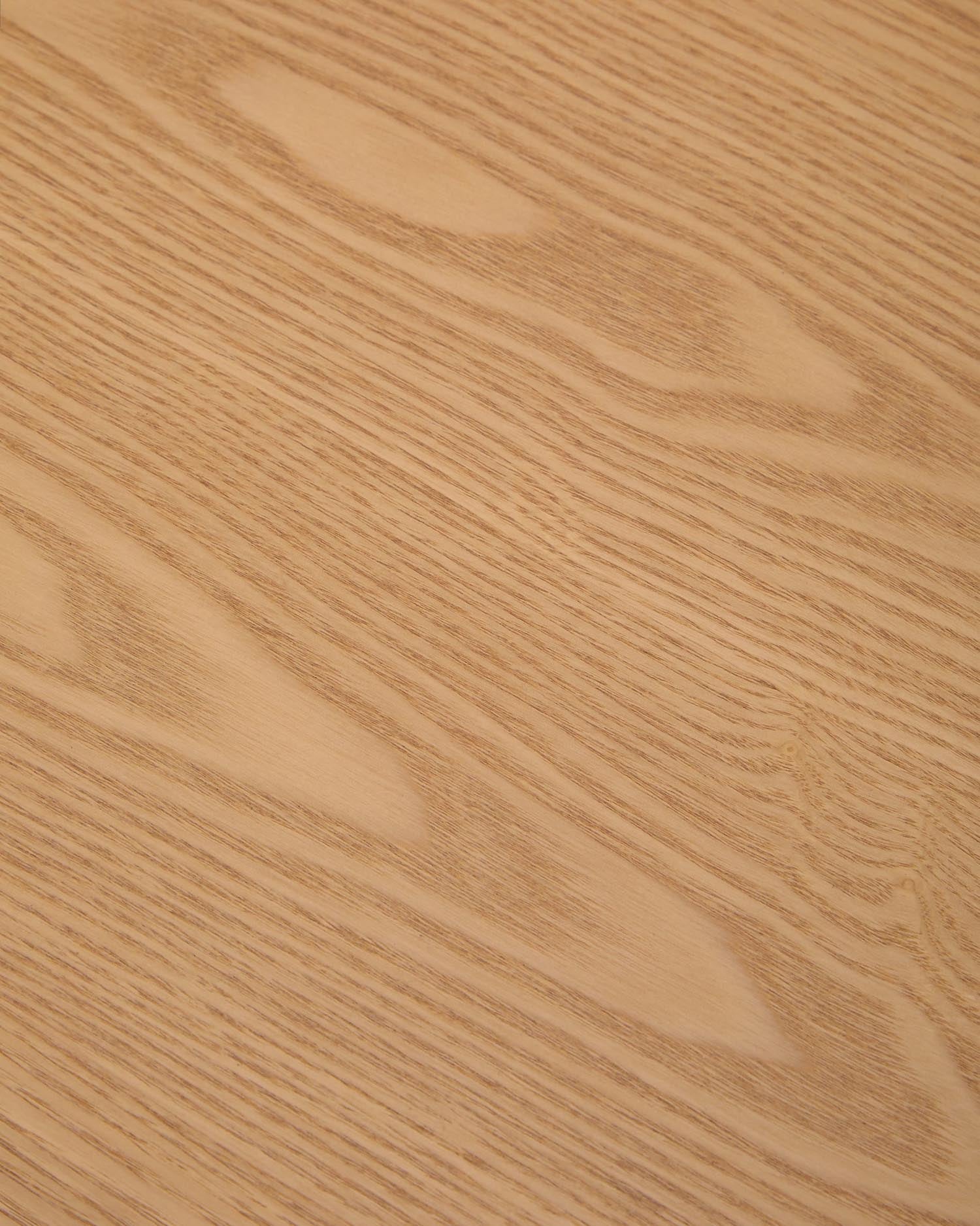 Moderner quadratischer Tisch Indara, 100x100 cm, aus Eschefurnier und Kautschukholz, naturfarben, perfekt für elegante Wohnräume.