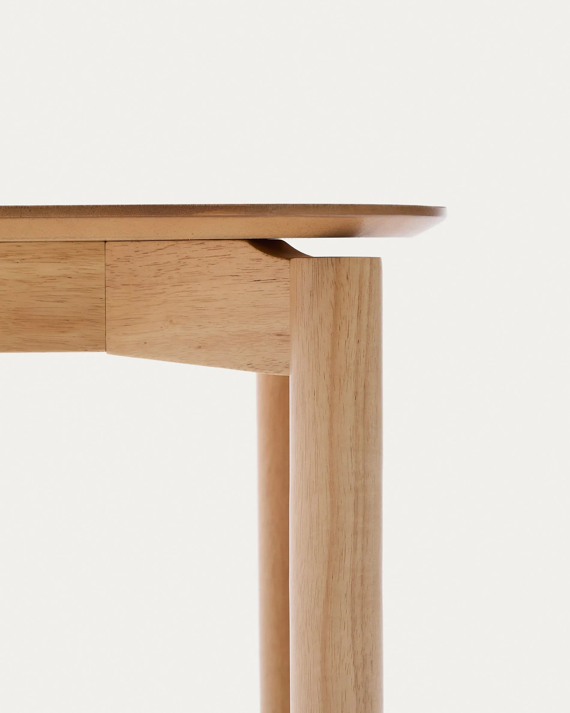 Moderner quadratischer Tisch Indara, 100x100 cm, aus Eschefurnier und Kautschukholz, naturfarben, perfekt für elegante Wohnräume.