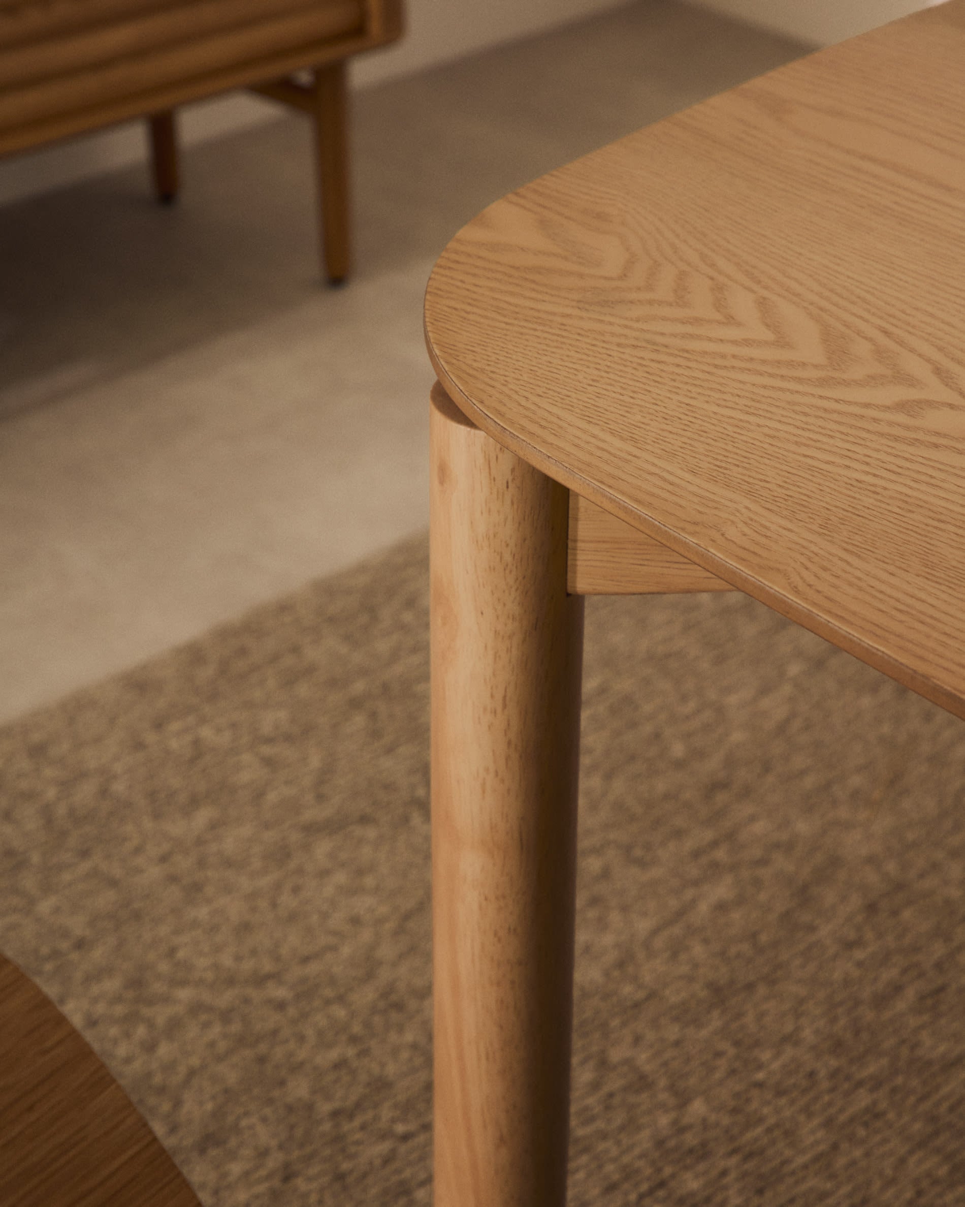 Moderner Tisch Indara, 160x90 cm, aus Eschefurnier und Kautschukholz, naturfarben, ideal für stilvolle Esszimmer.