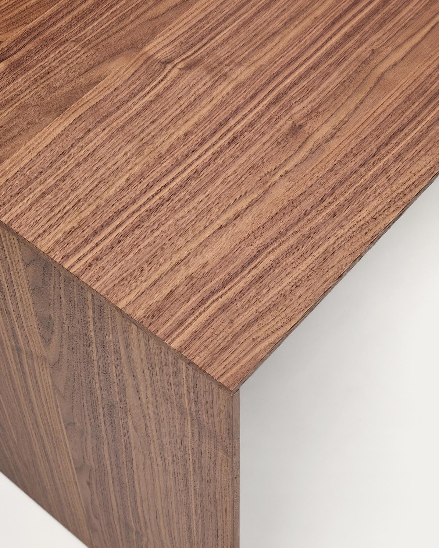 Arbeitstisch Litto aus Nussbaumfurnier FSC Mix Credit 140 x 60 cm in Dunkelbraun präsentiert im Onlineshop von KAQTU Design AG. Schreibtisch ist von Kave Home