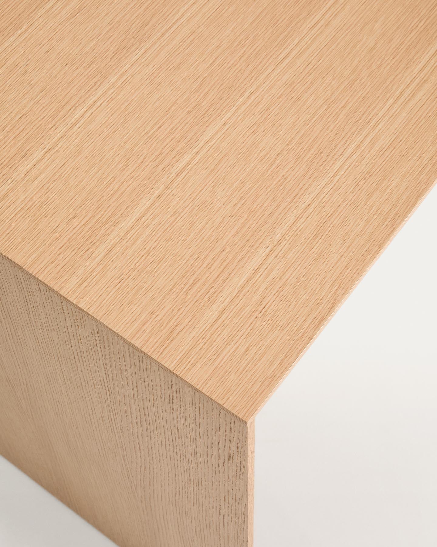 Arbeitstisch Litto aus Eichenfurnier FSC Mix Credit 140 x 60 cm in Hellbraun präsentiert im Onlineshop von KAQTU Design AG. Schreibtisch ist von Kave Home