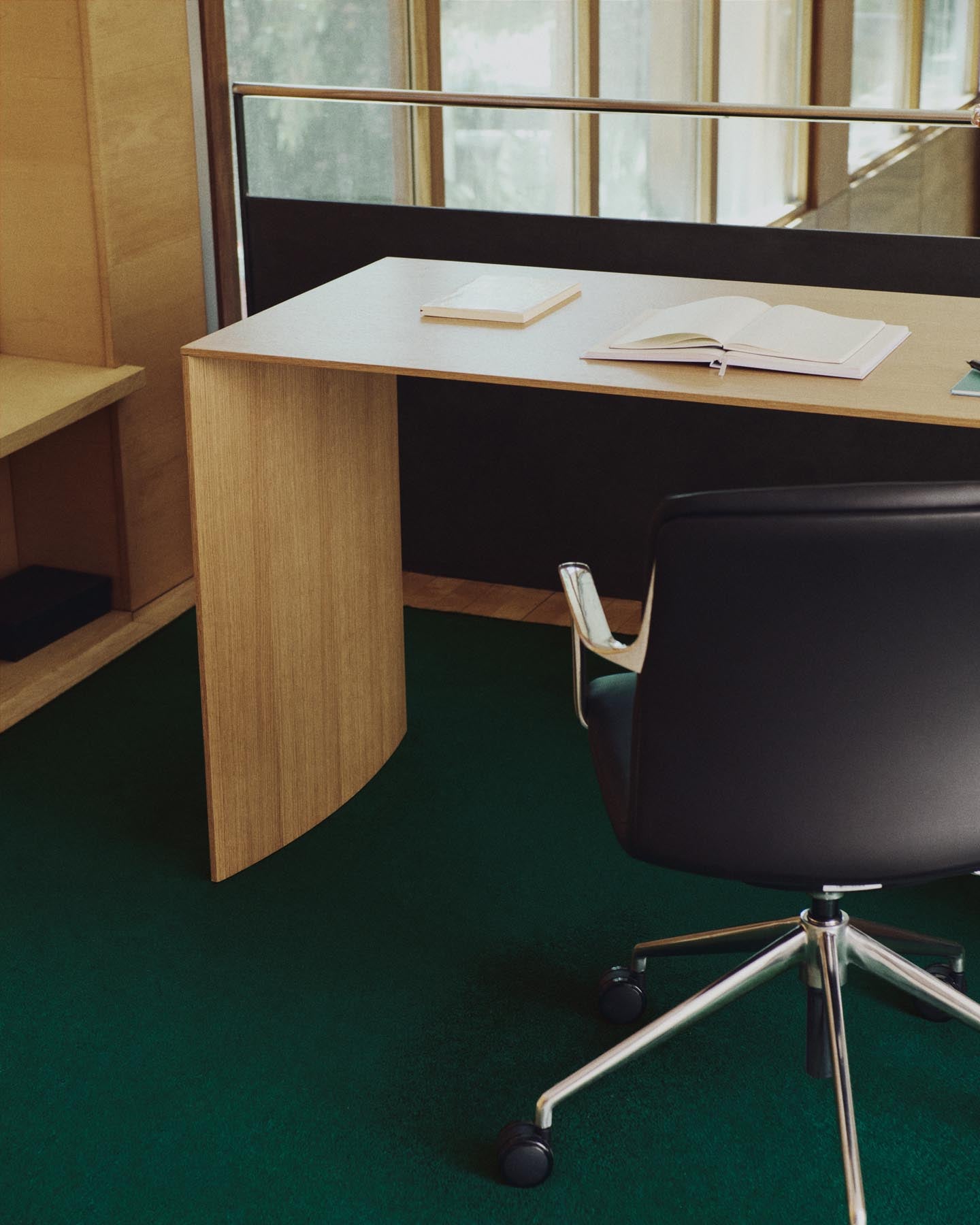 Arbeitstisch Litto aus Eichenfurnier FSC Mix Credit 140 x 60 cm in Hellbraun präsentiert im Onlineshop von KAQTU Design AG. Schreibtisch ist von Kave Home