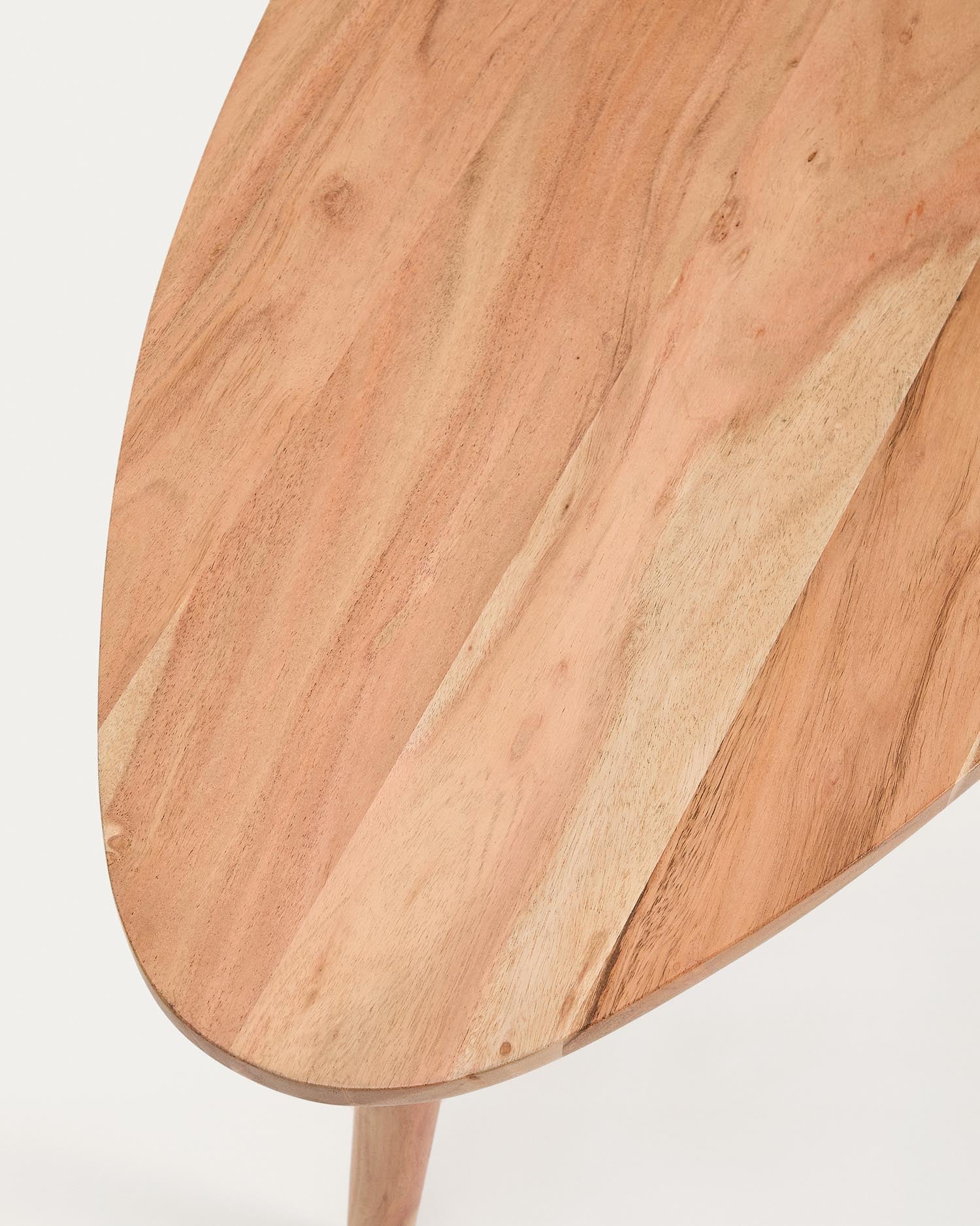 Couchtisch Duvani aus massivem Akazienholz mit gebleichtem Finish Ø 110 x 60 cm in Beige präsentiert im Onlineshop von KAQTU Design AG. Beistelltisch ist von Kave Home