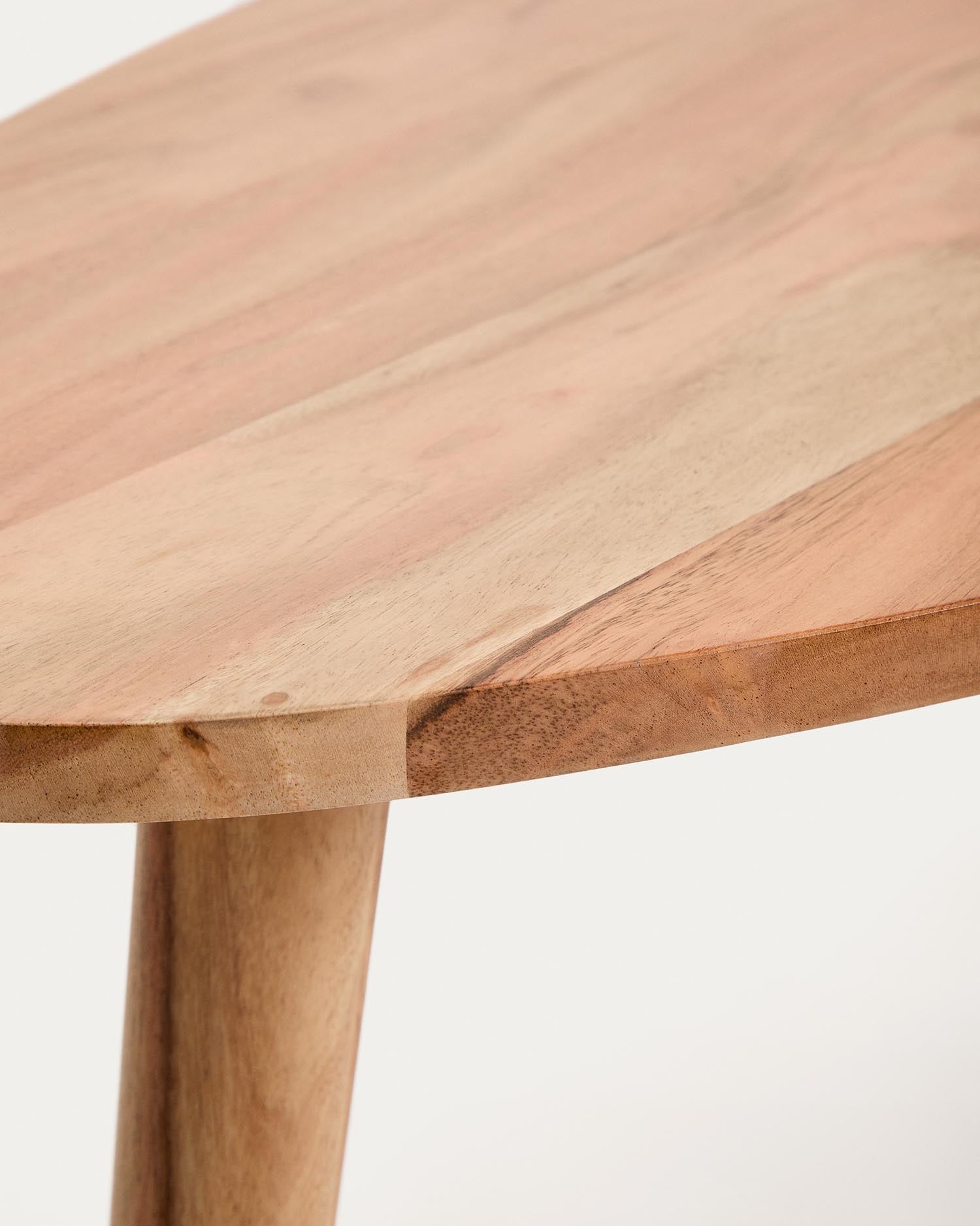 Couchtisch Duvani aus massivem Akazienholz mit gebleichtem Finish Ø 110 x 60 cm in Beige präsentiert im Onlineshop von KAQTU Design AG. Beistelltisch ist von Kave Home