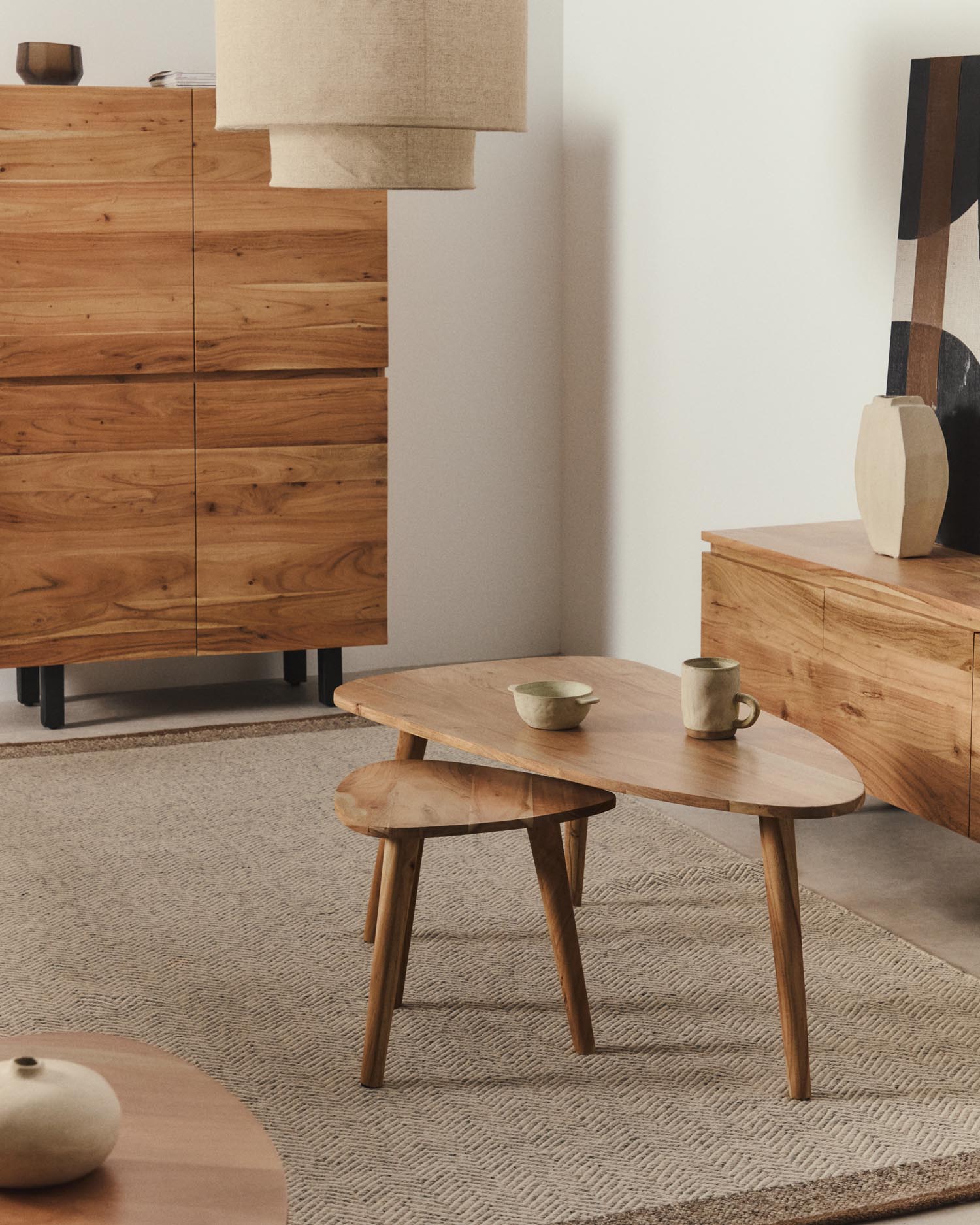 Couchtisch Duvani aus massivem Akazienholz mit gebleichtem Finish Ø 110 x 60 cm in Beige präsentiert im Onlineshop von KAQTU Design AG. Beistelltisch ist von Kave Home