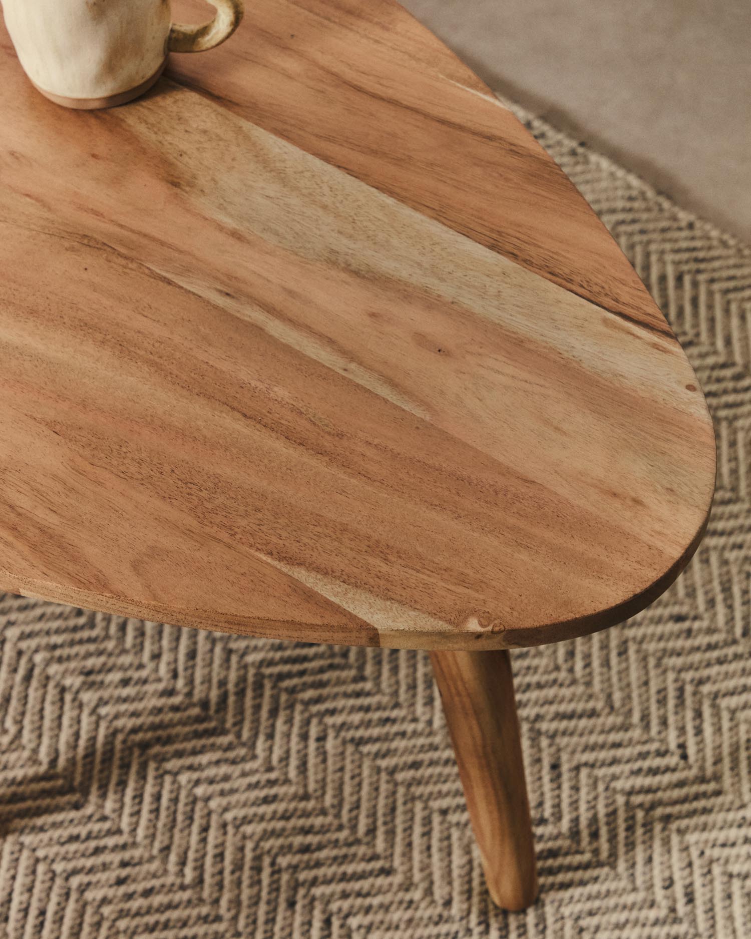 Couchtisch Duvani aus massivem Akazienholz mit gebleichtem Finish Ø 110 x 60 cm in Beige präsentiert im Onlineshop von KAQTU Design AG. Beistelltisch ist von Kave Home