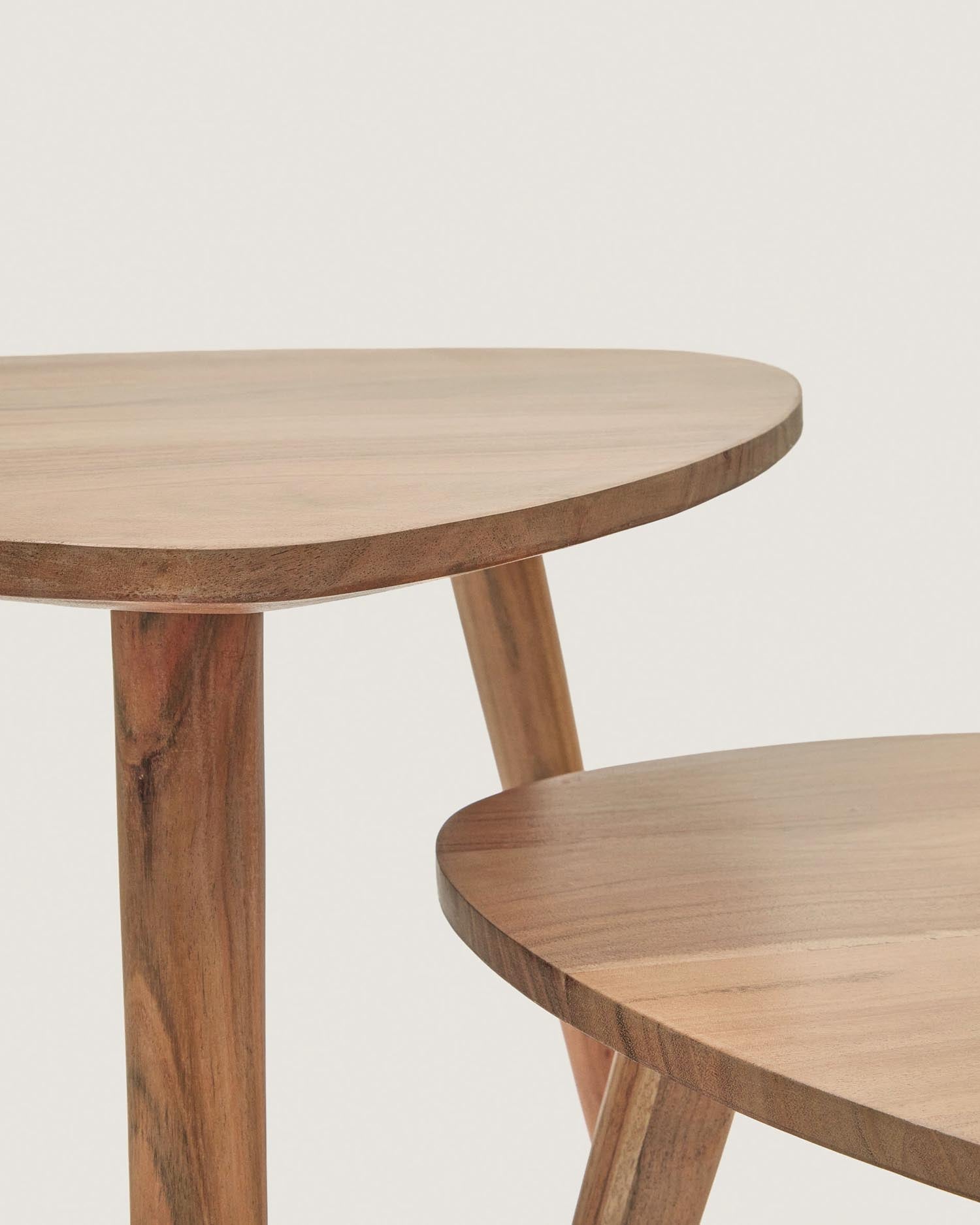 2er-Set Beistelltische Duvani aus massivem Akazienholz mit gebleichtem Finish in Beige präsentiert im Onlineshop von KAQTU Design AG. Beistelltisch ist von Kave Home