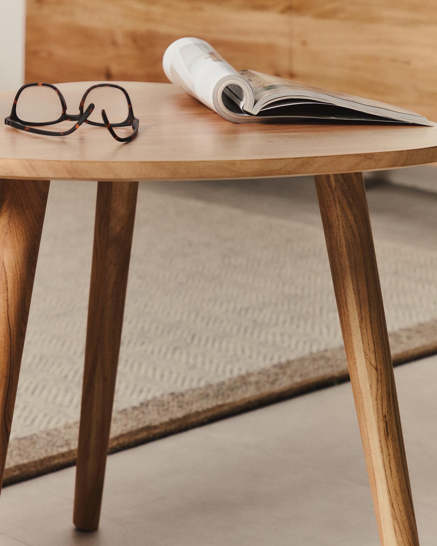 2er-Set Beistelltische Duvani aus massivem Akazienholz mit gebleichtem Finish in Beige präsentiert im Onlineshop von KAQTU Design AG. Beistelltisch ist von Kave Home
