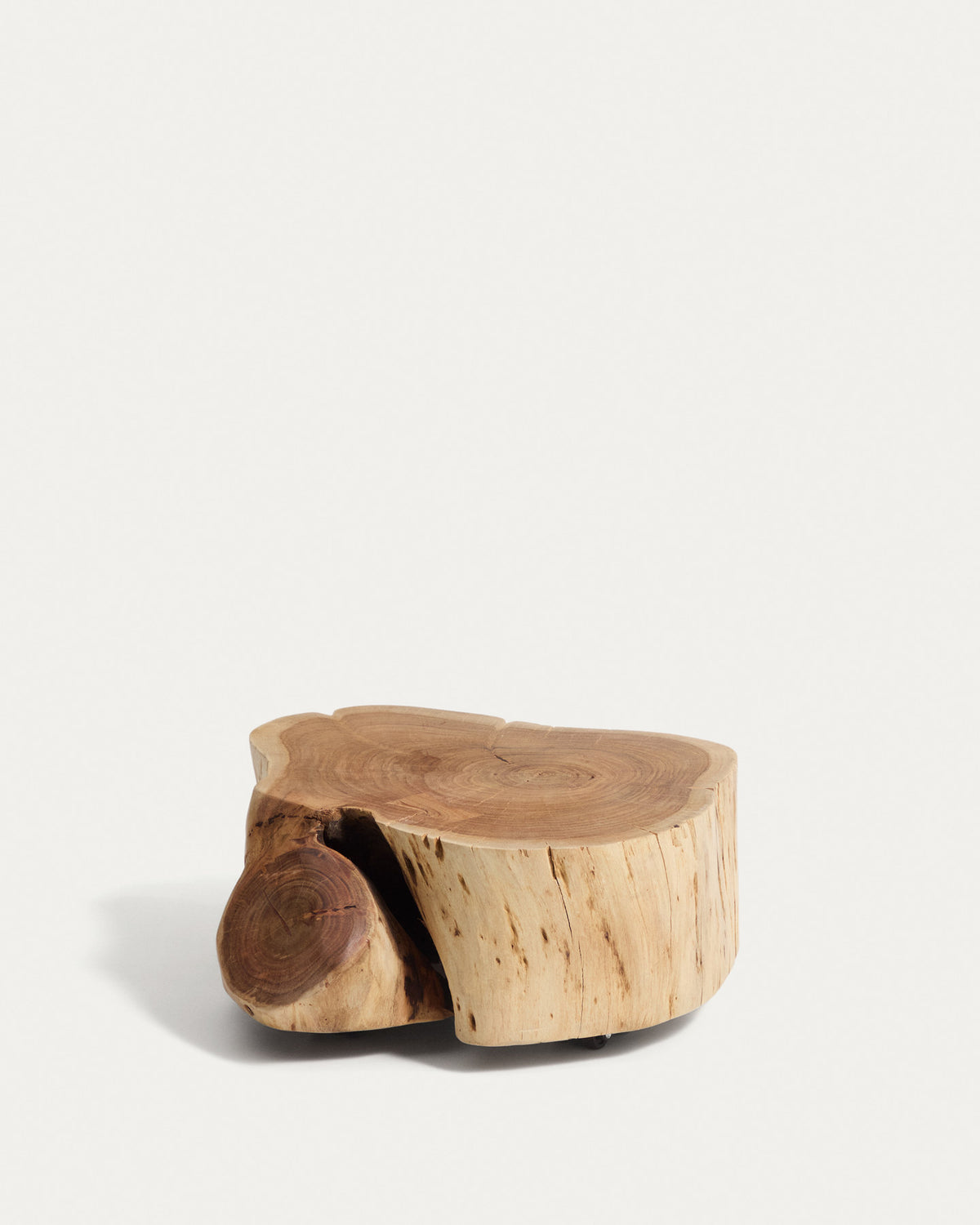 Couchtisch Tavine aus massivem Akazienholz mit gebleichtem Finish und Rollen Ø 65 cm in Beige präsentiert im Onlineshop von KAQTU Design AG. Couchtisch ist von Kave Home