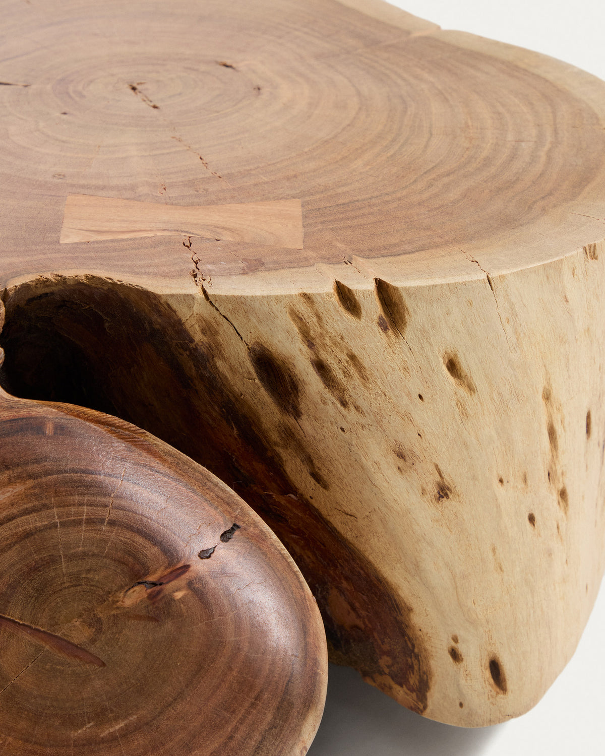 Couchtisch Tavine aus massivem Akazienholz mit gebleichtem Finish und Rollen Ø 65 cm in Beige präsentiert im Onlineshop von KAQTU Design AG. Couchtisch ist von Kave Home