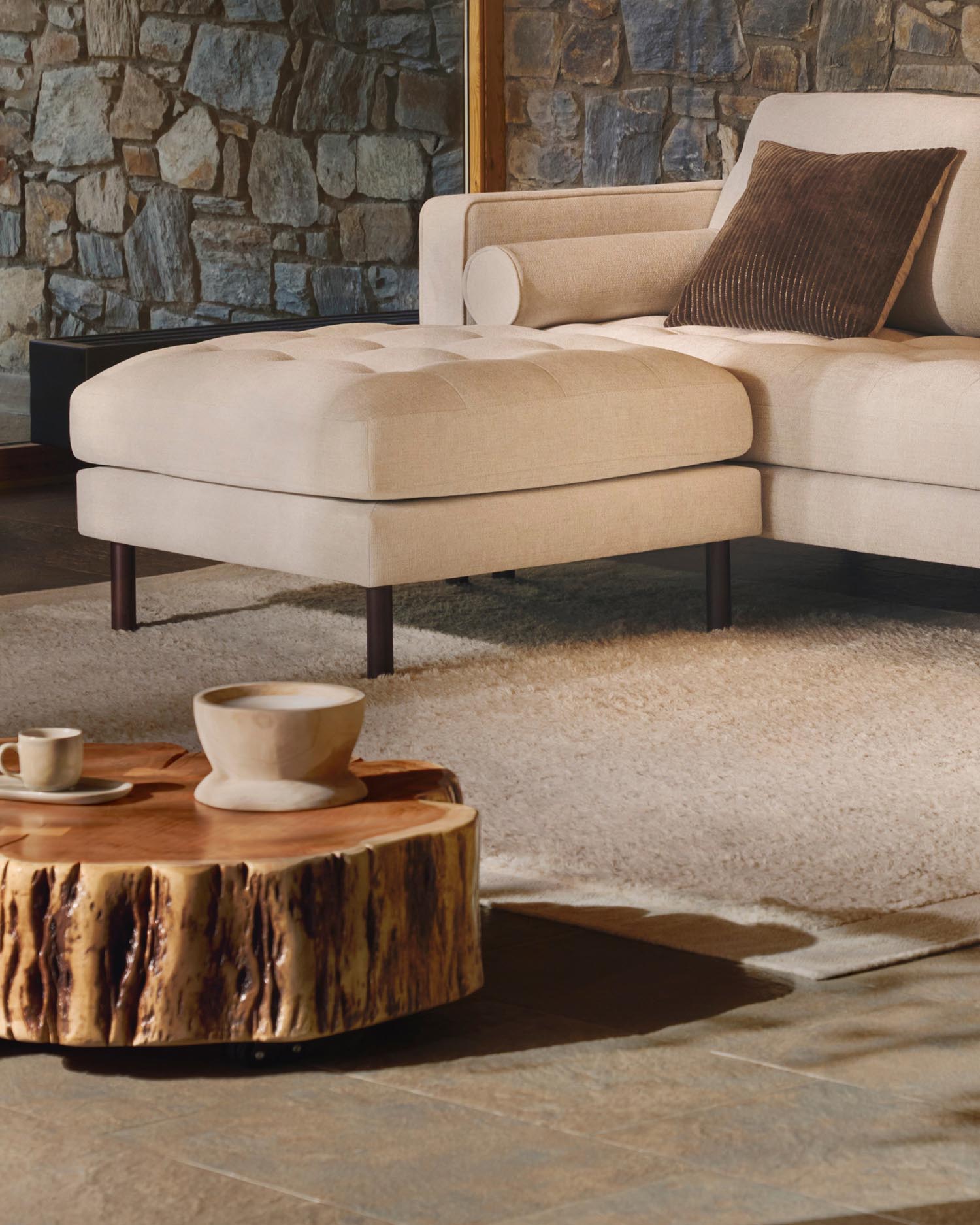 Couchtisch Tavine aus massivem Akazienholz mit gebleichtem Finish und Rollen Ø 65 cm in Beige präsentiert im Onlineshop von KAQTU Design AG. Beistelltisch ist von Kave Home