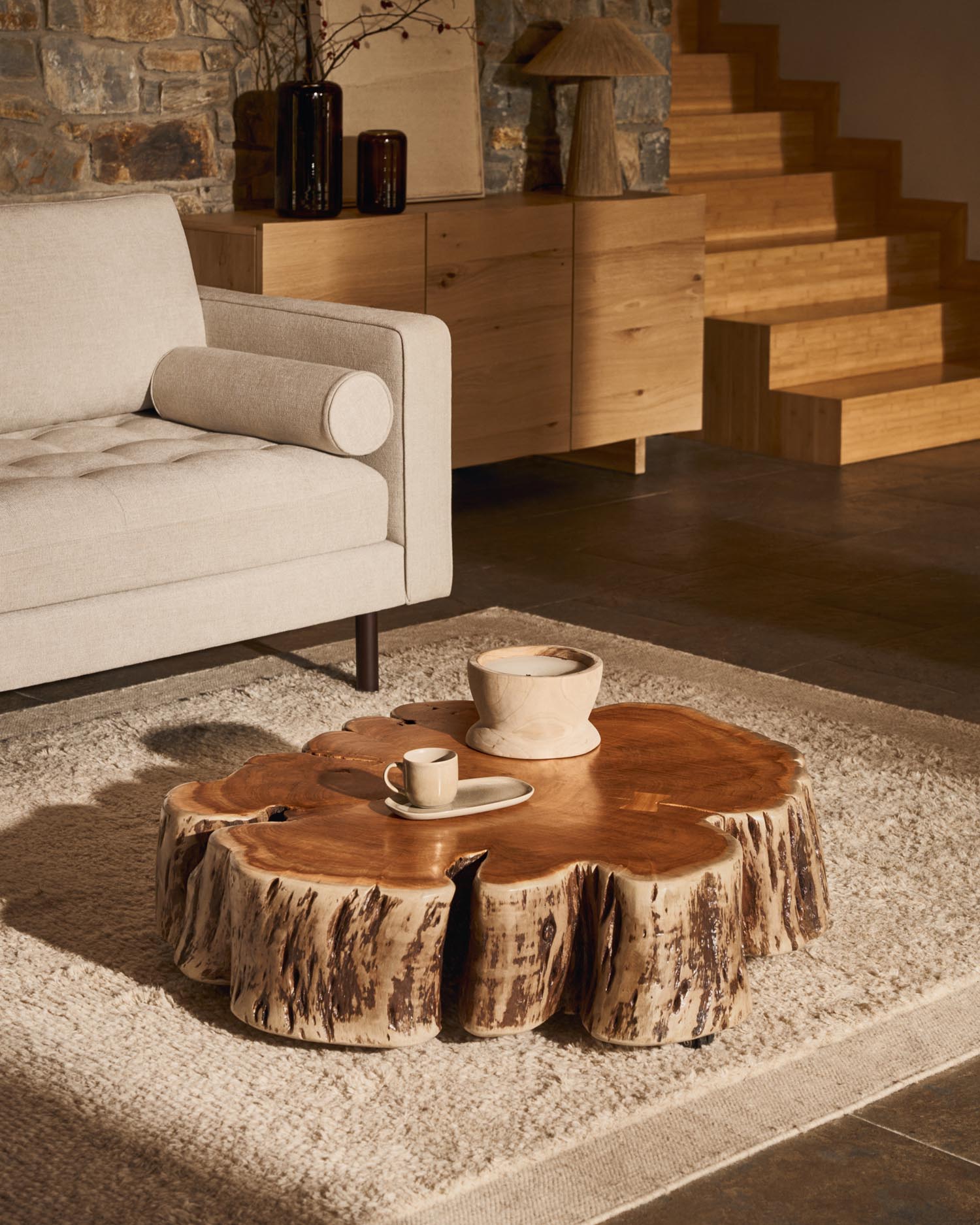 Couchtisch Tavine aus massivem Akazienholz mit gebleichtem Finish und Rollen Ø 85 cm in Beige präsentiert im Onlineshop von KAQTU Design AG. Beistelltisch ist von Kave Home